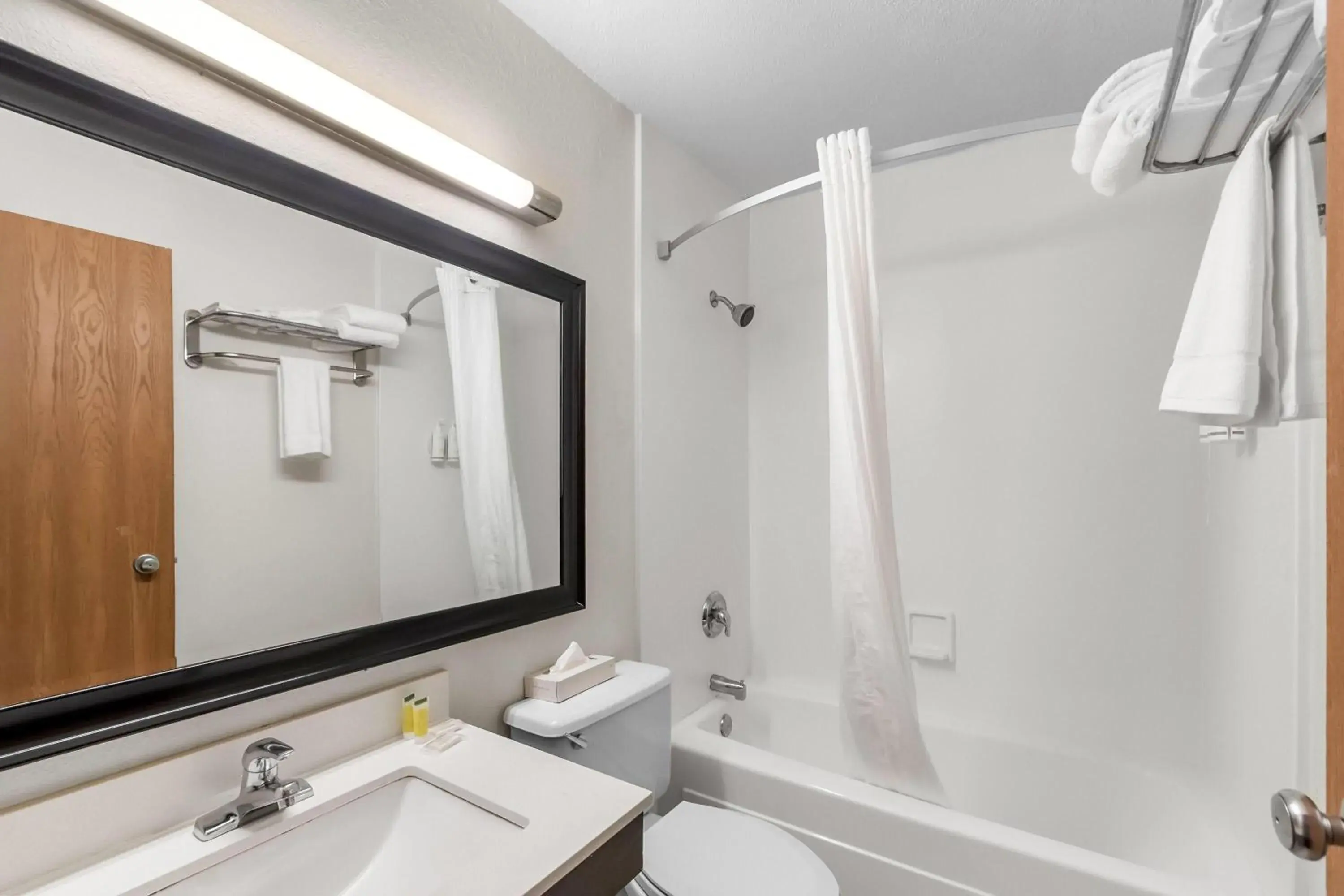 Queen Room - Non-Smoking in Super 8 by Wyndham Dumfries/Quantico Queen Room - Non-Smoking in Super 8 by Wyndham Dumfries/Quantico