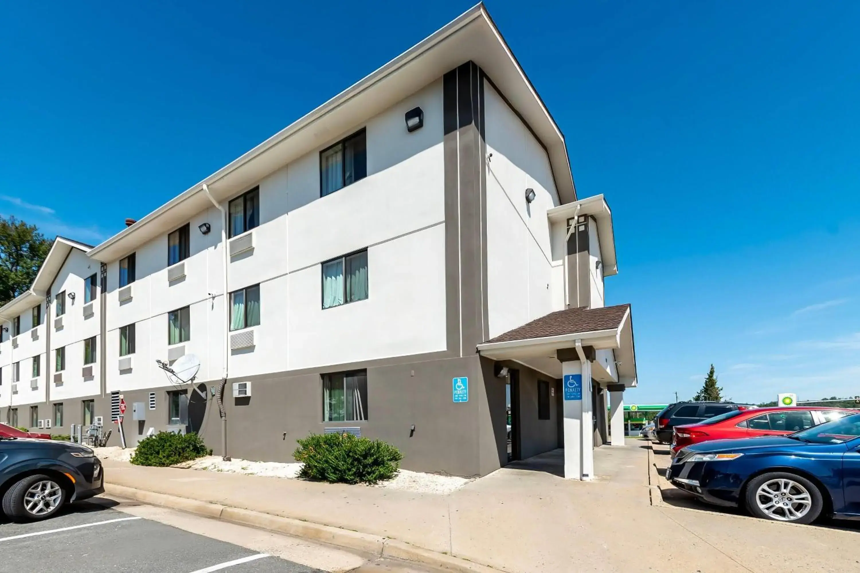 Property building in Super 8 by Wyndham Dumfries/Quantico Property building in Super 8 by Wyndham Dumfries/Quantico