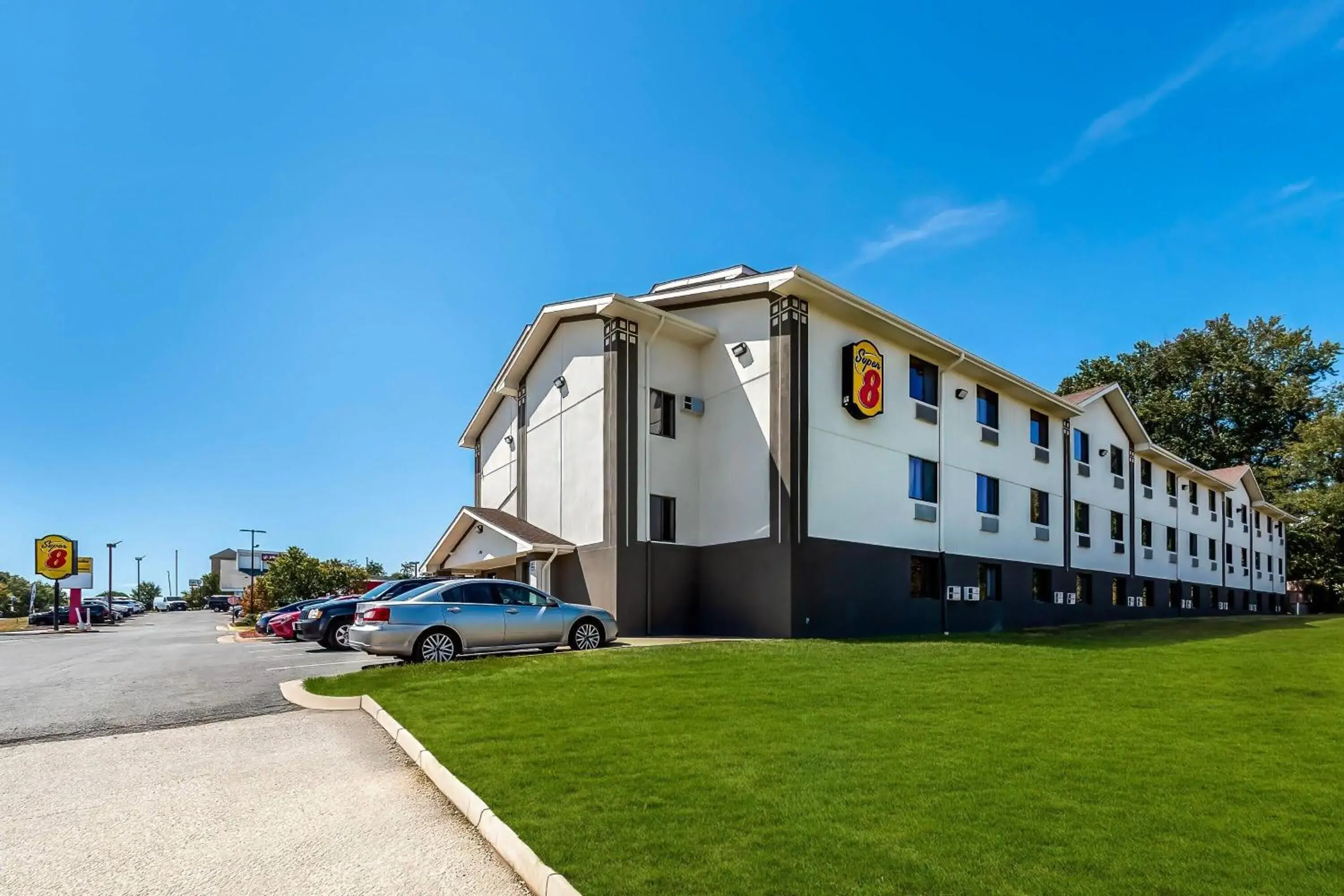 Property building in Super 8 by Wyndham Dumfries/Quantico Property building in Super 8 by Wyndham Dumfries/Quantico