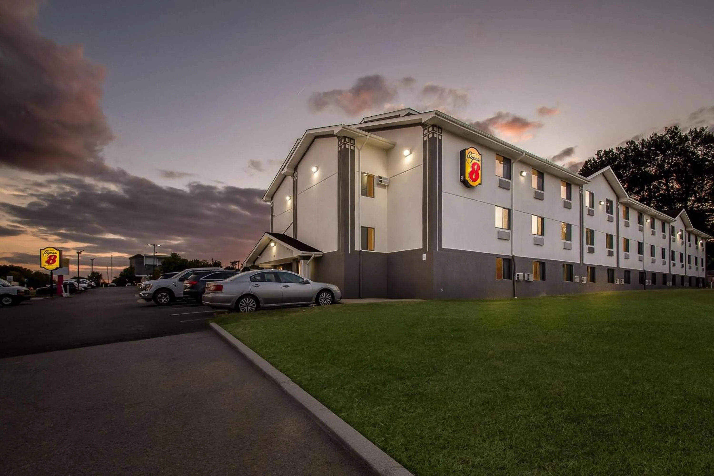 Property building in Super 8 by Wyndham Dumfries/Quantico