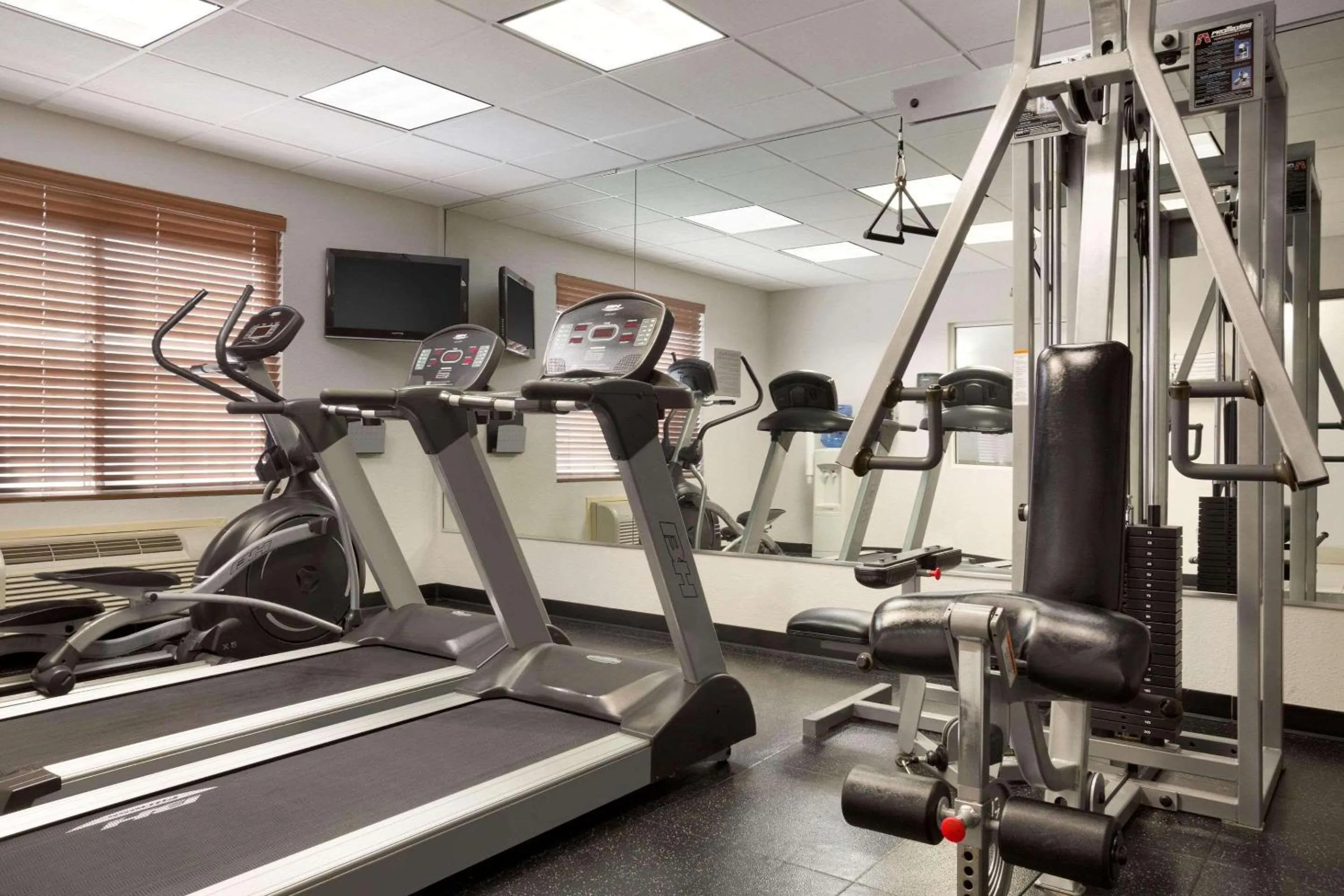 Fitness centre/facilities in Country Inn & Suites by Radisson, DFW Airport South, TX