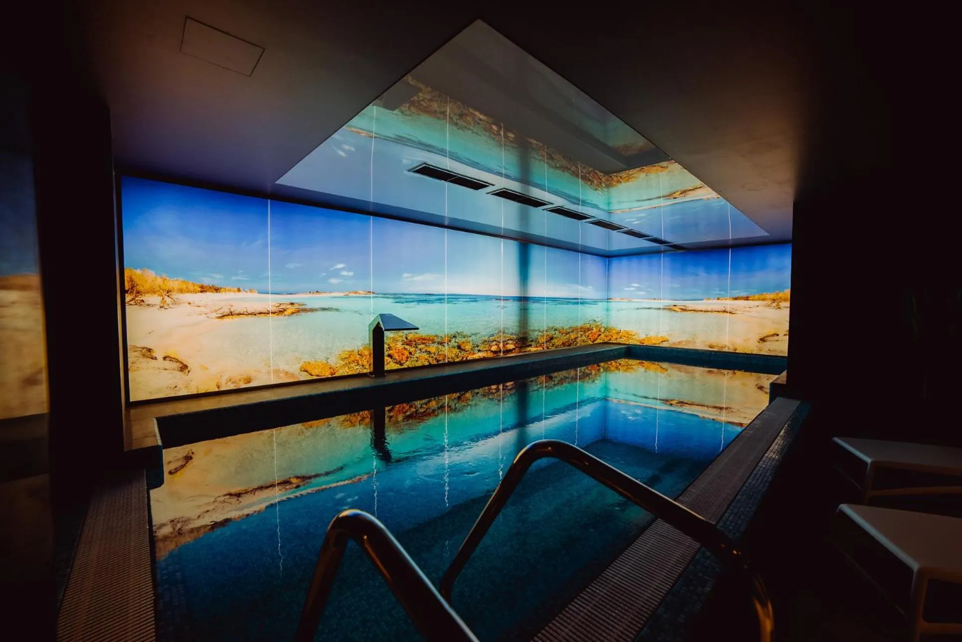 Swimming pool in Hotel Evva