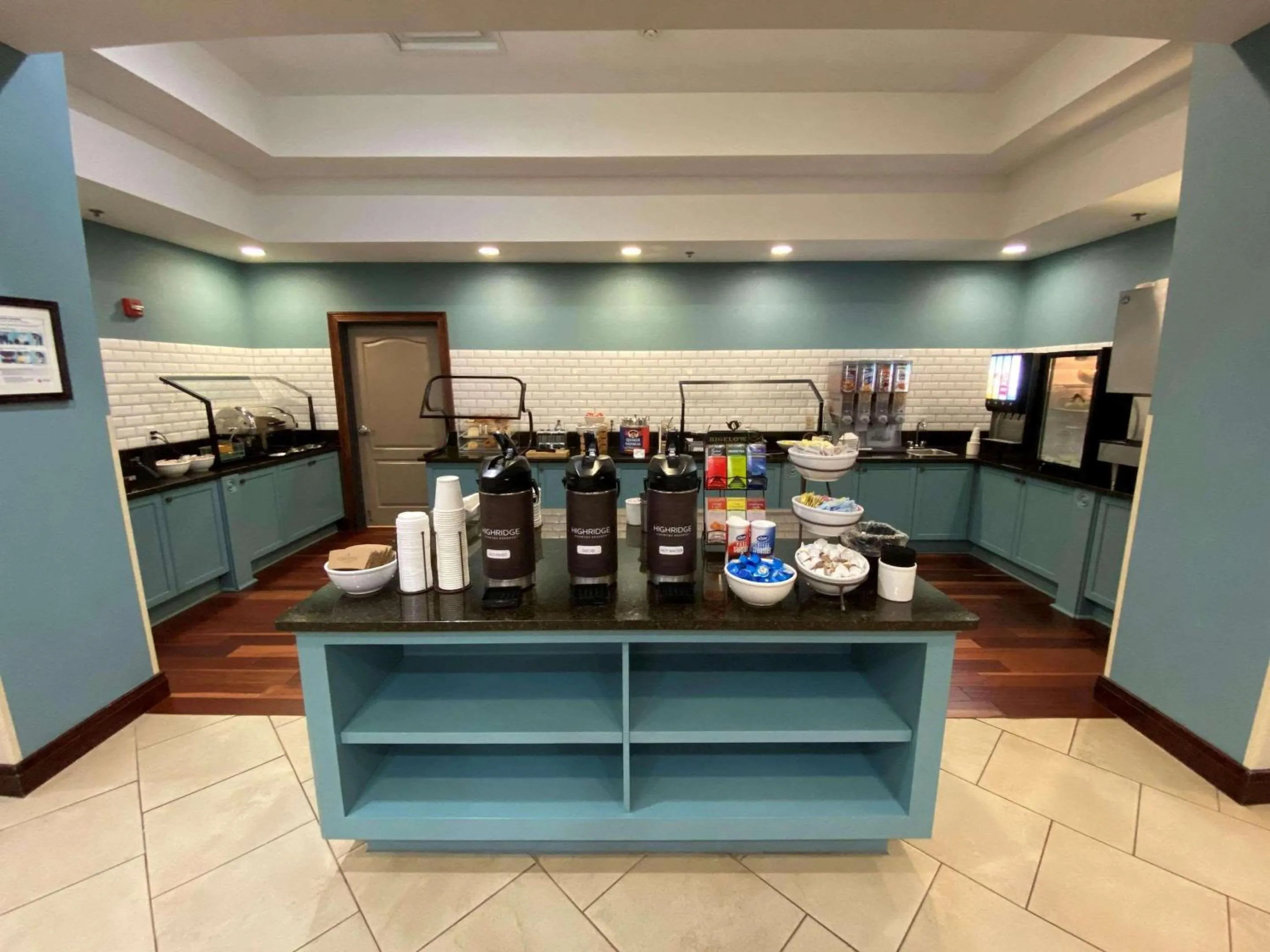 Breakfast in Country Inn & Suites by Radisson, Athens, GA