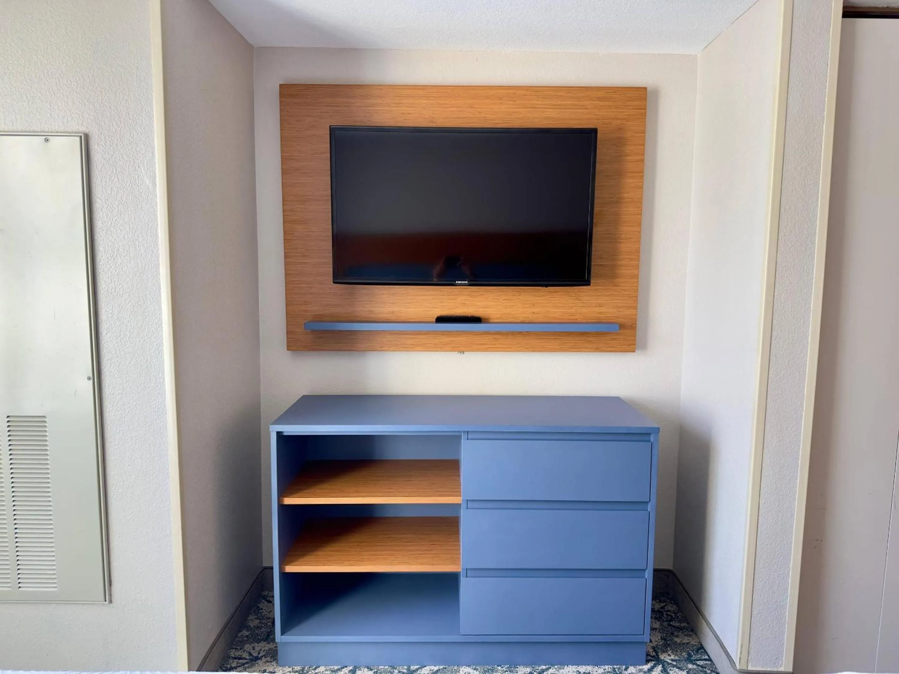 Bedroom in Country Inn & Suites by Radisson, Athens, GA