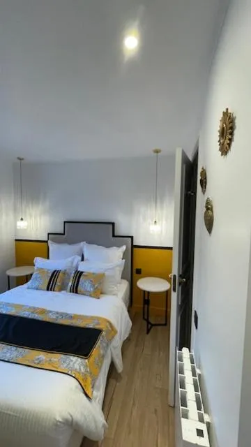 Bed in Hotel Cluny Square