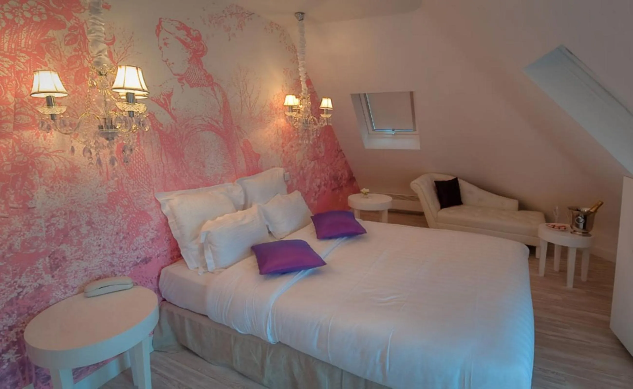 Photo of the whole room, Bed in Hotel Cluny Square