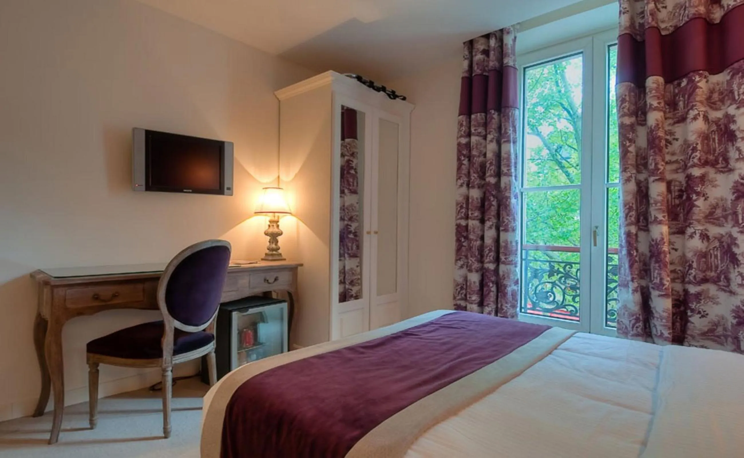 Photo of the whole room, Bed in Hotel Cluny Square