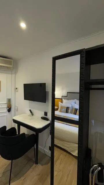 Bed in Hotel Cluny Square