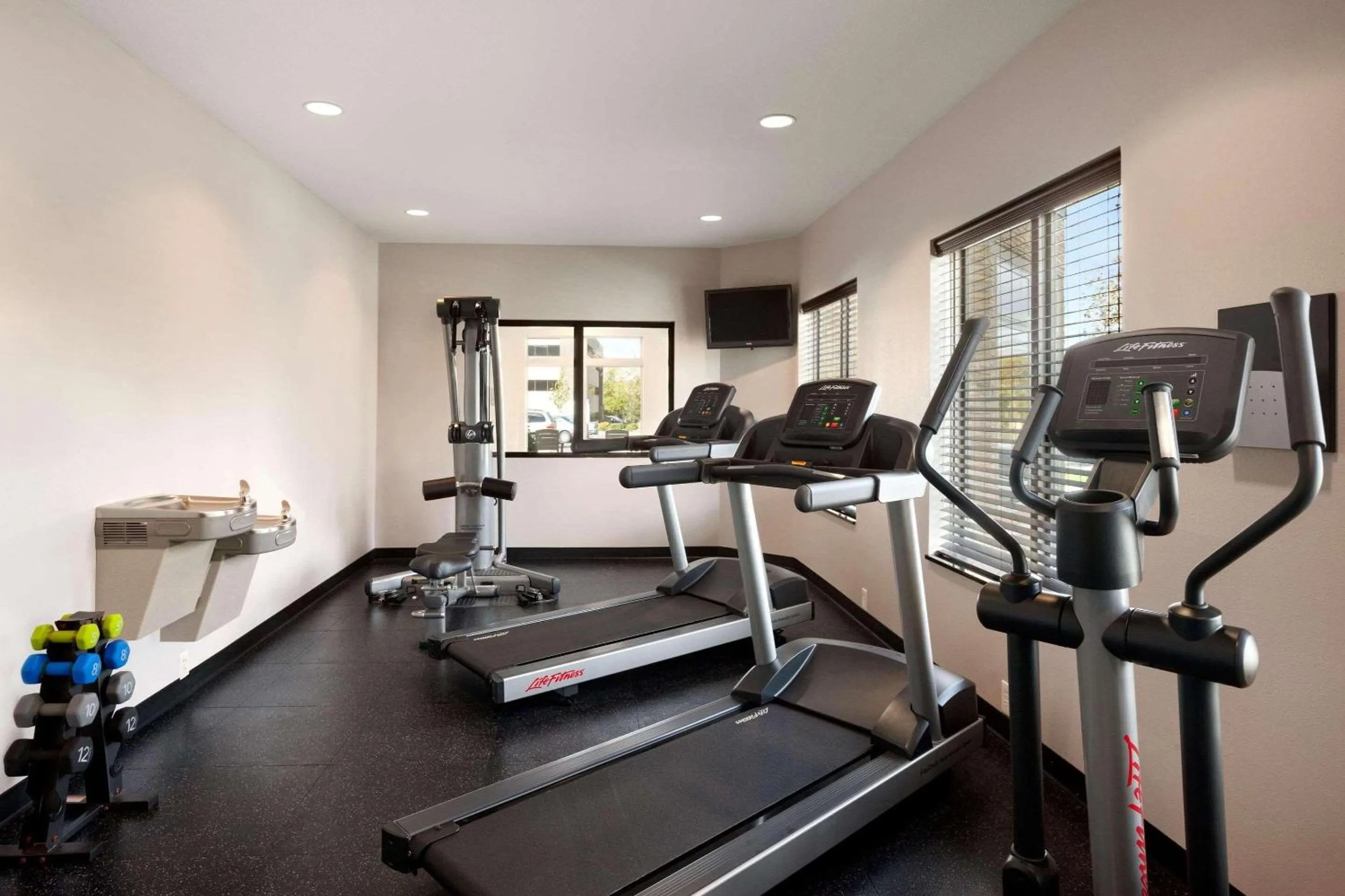 Fitness centre/facilities in Country Inn & Suites by Radisson Roseville - St Paul