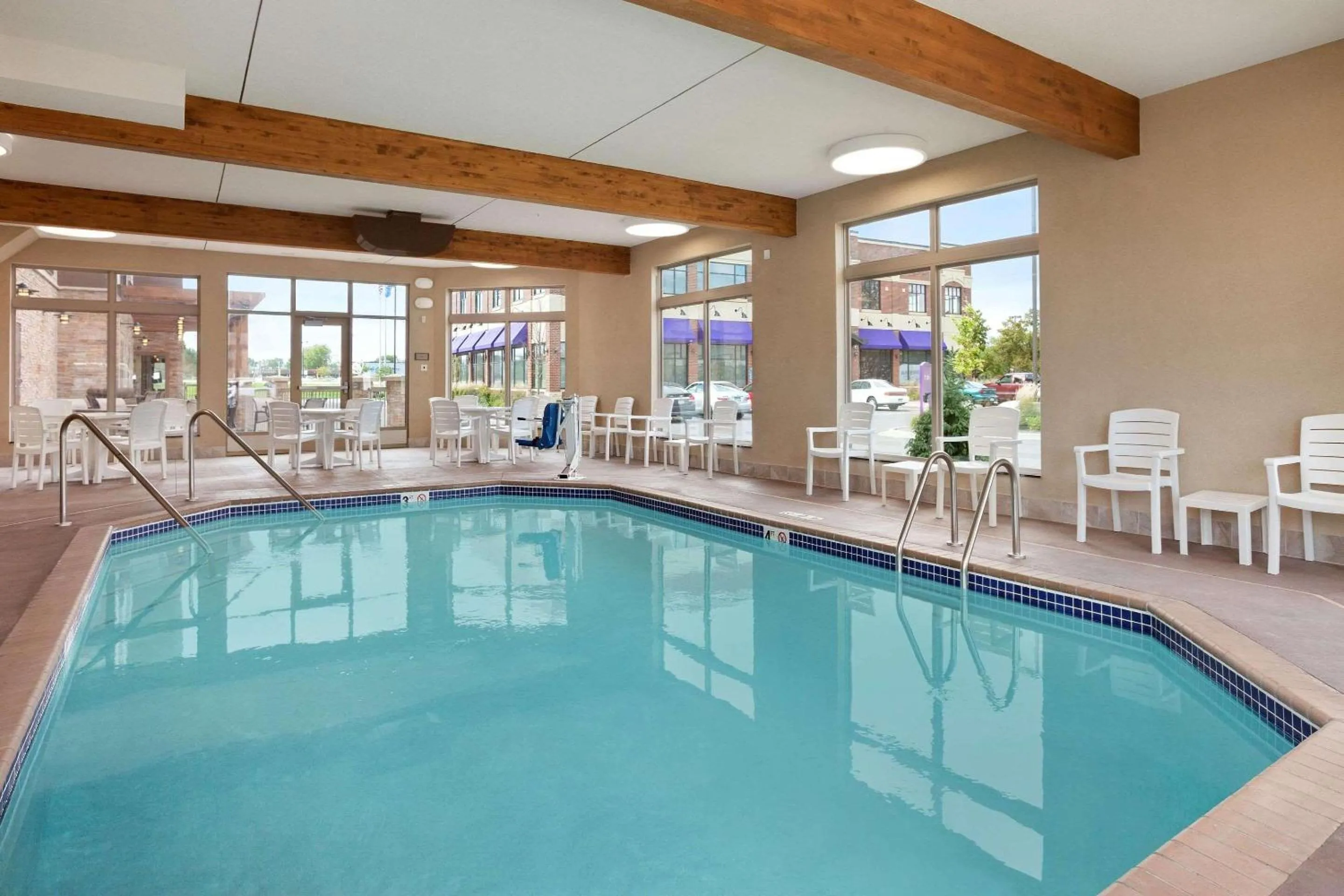 Swimming pool in Country Inn & Suites by Radisson Roseville - St Paul