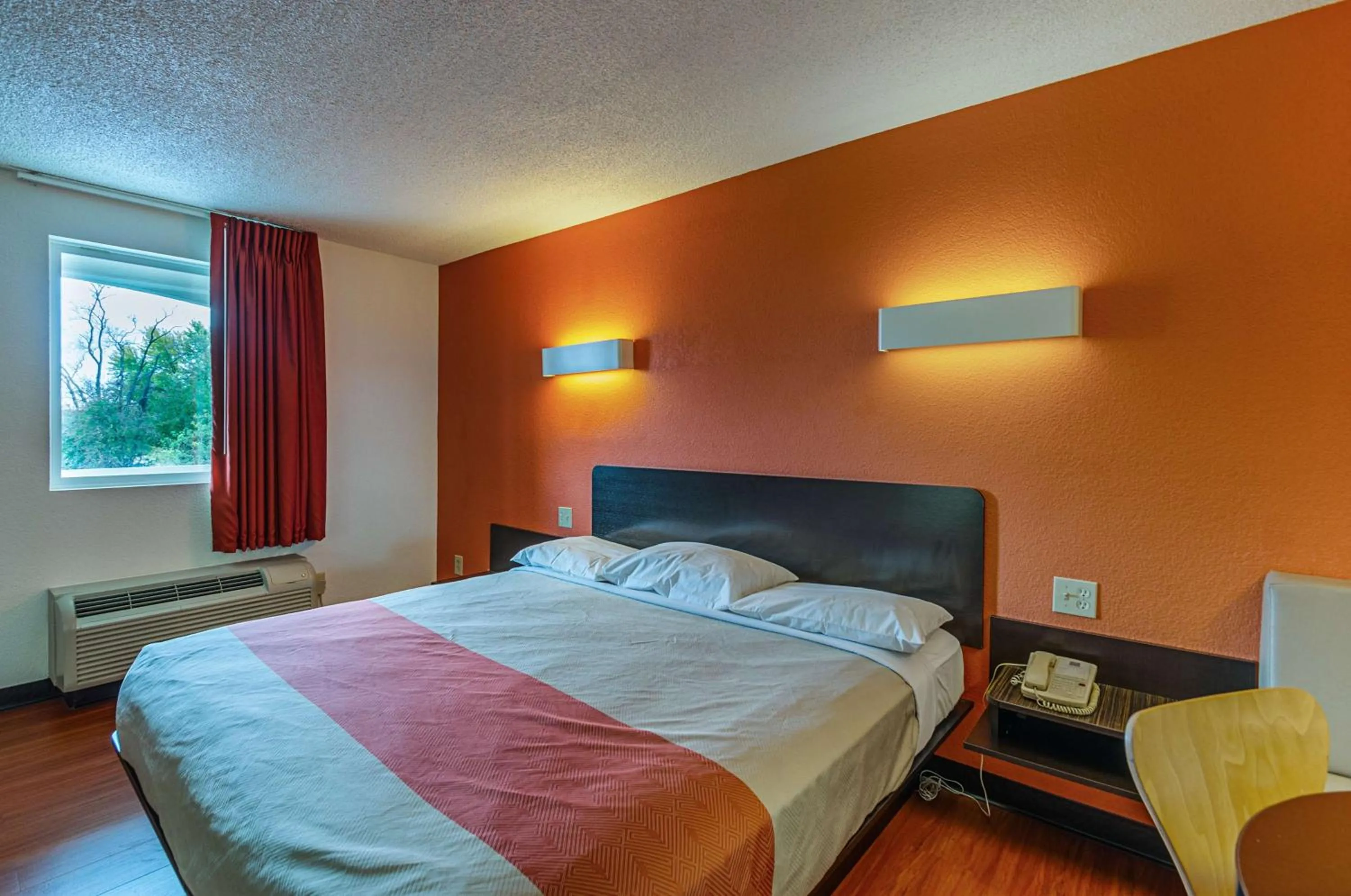 Photo of the whole room, Bed in Motel6 Winchester, VA