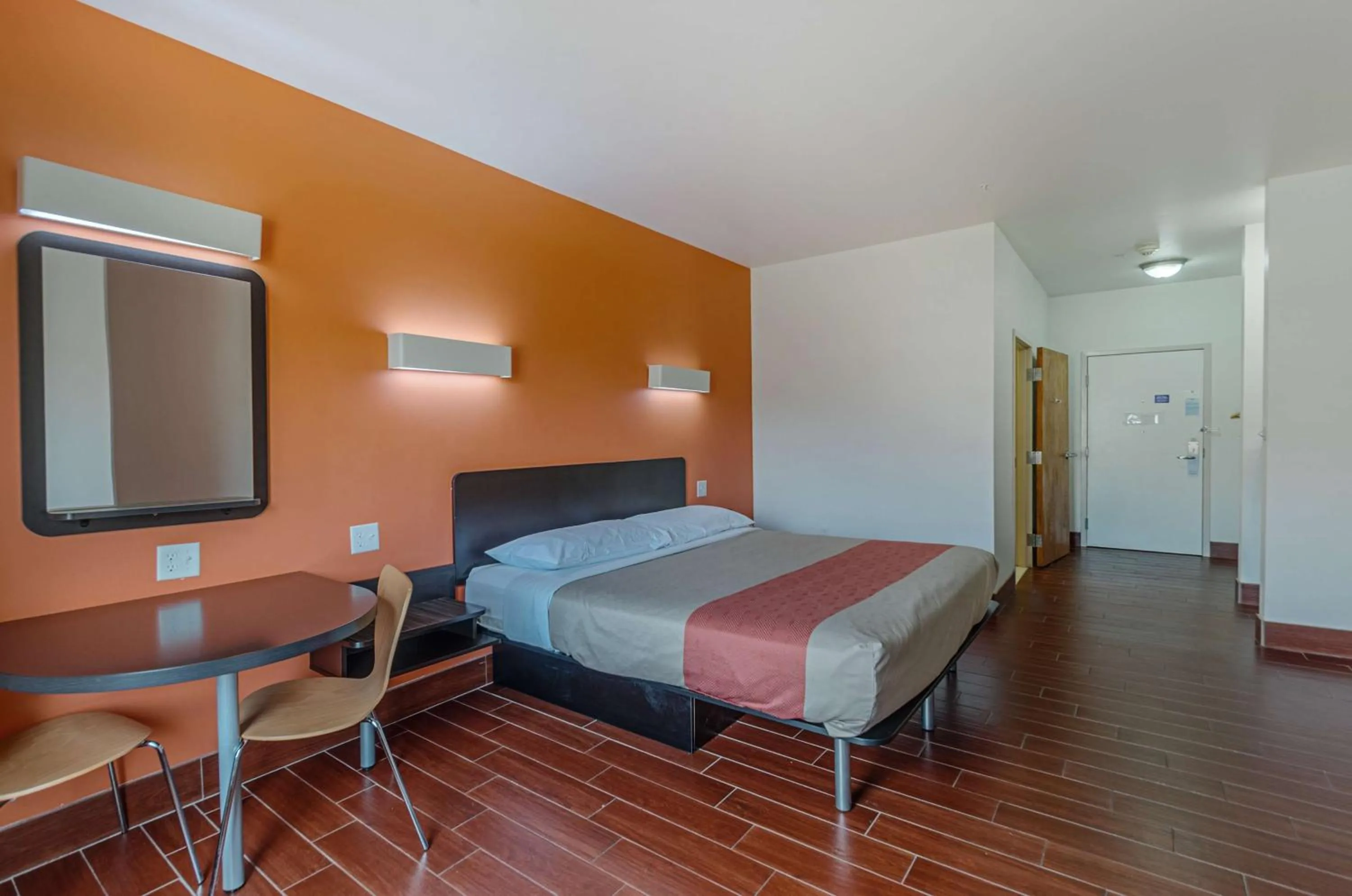 Photo of the whole room, Bed in Motel6 Winchester, VA