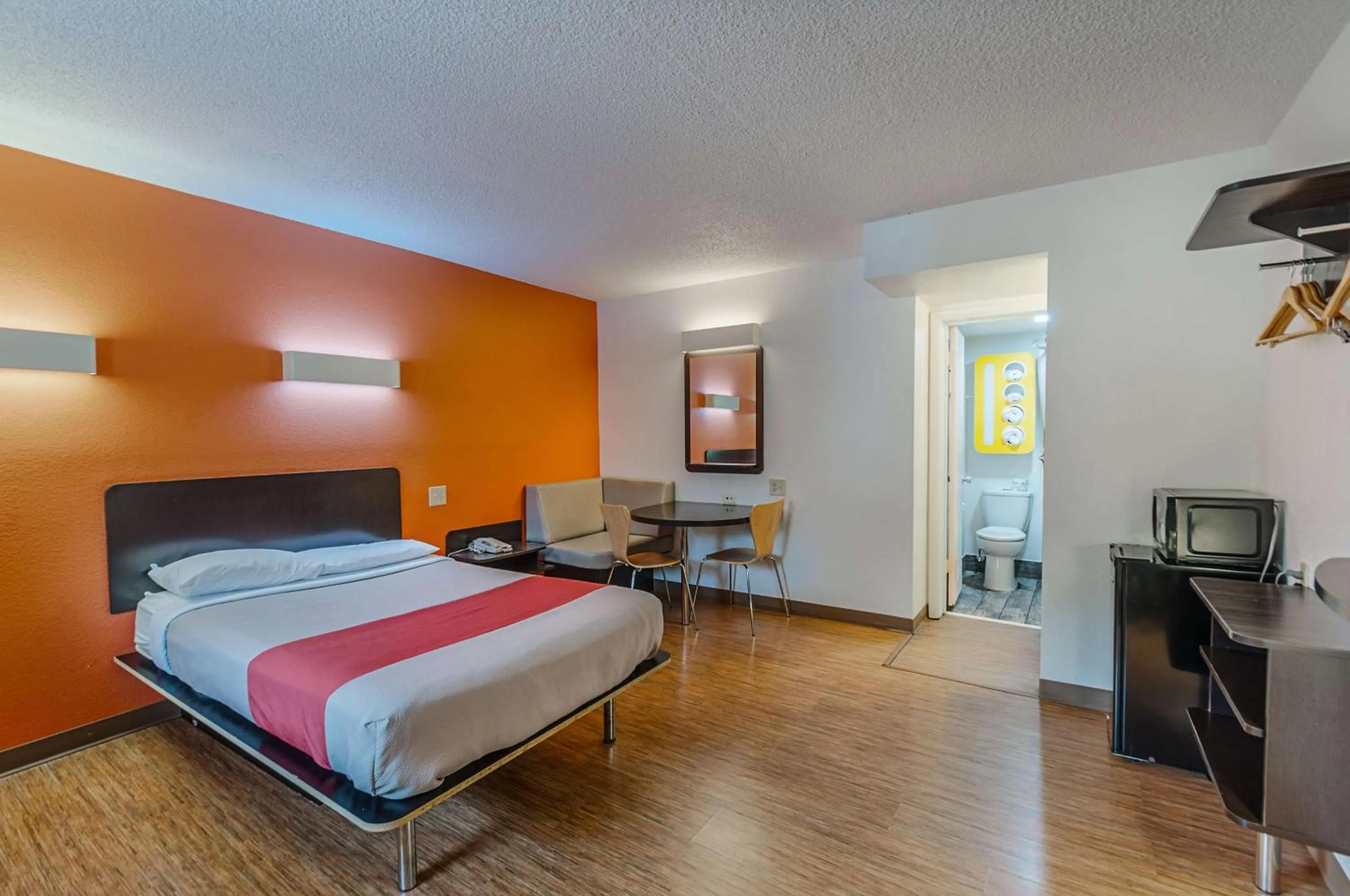 TV and multimedia, Bed in Motel6 Winchester, VA