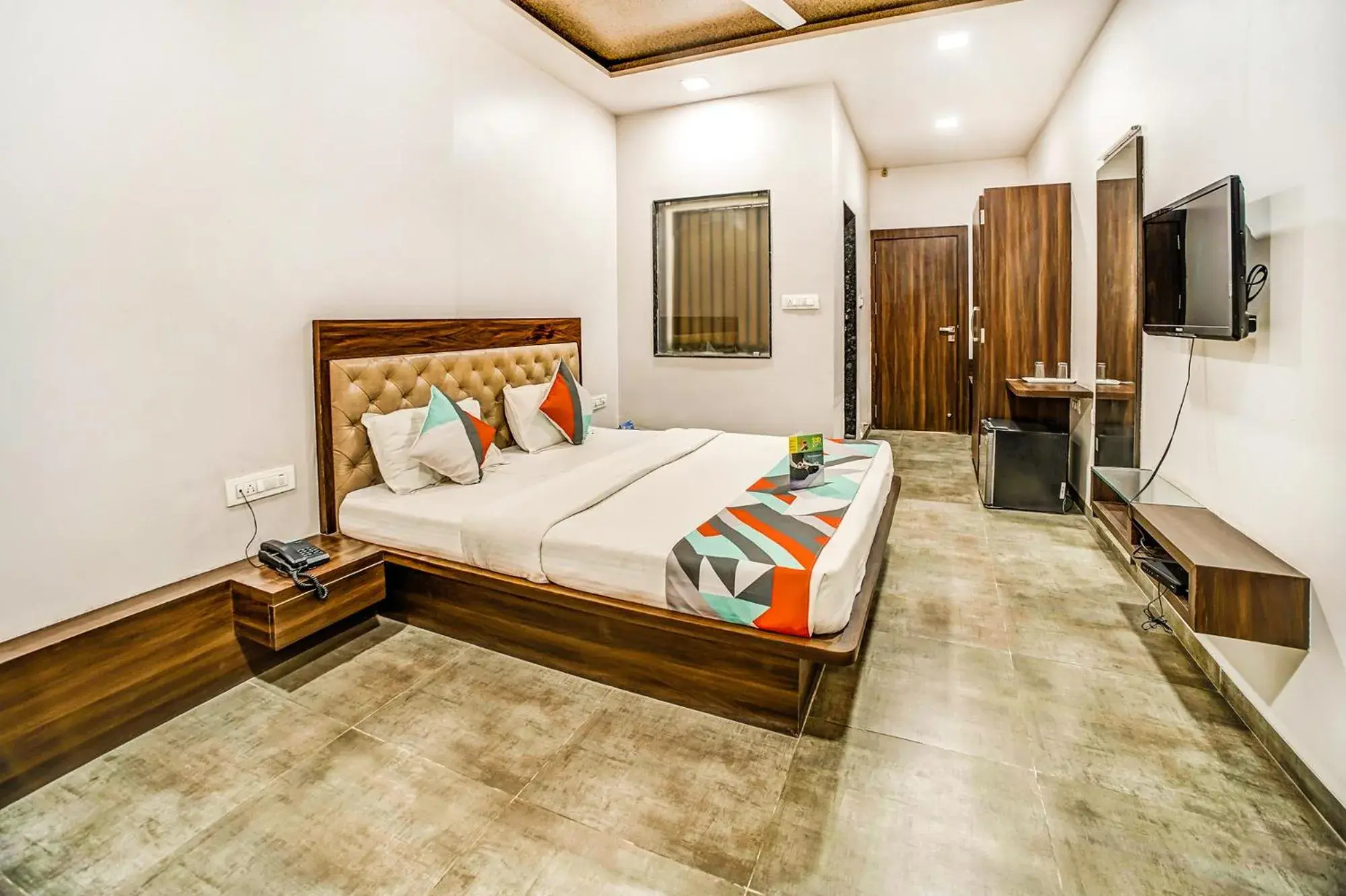 Deluxe Room - single occupancy in FabHotel Global Inn - Nr Sanjeevani Children's Hospital Deluxe Room - single occupancy in FabHotel Global Inn - Nr Sanjeevani Children's Hospital