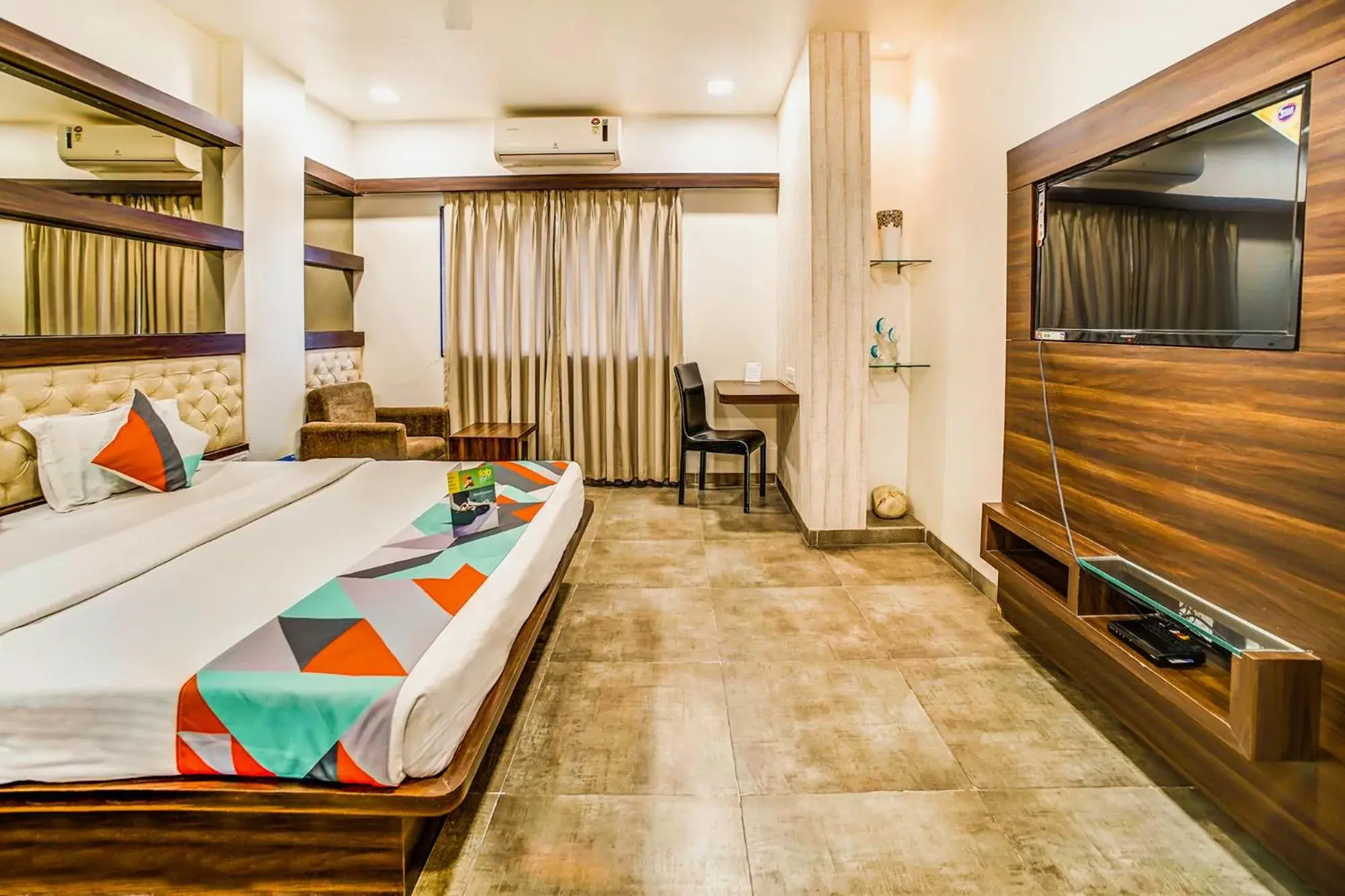 Bed in FabHotel Global Inn - Nr Sanjeevani Children's Hospital Bed in FabHotel Global Inn - Nr Sanjeevani Children's Hospital