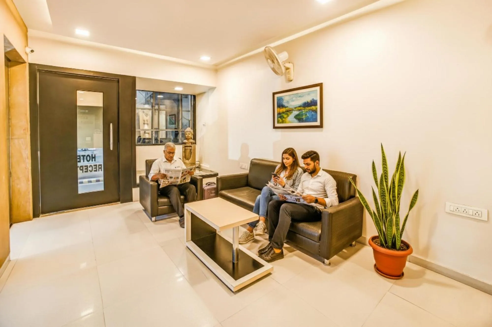 Lobby or reception in FabHotel Global Inn - Nr Sanjeevani Children's Hospital