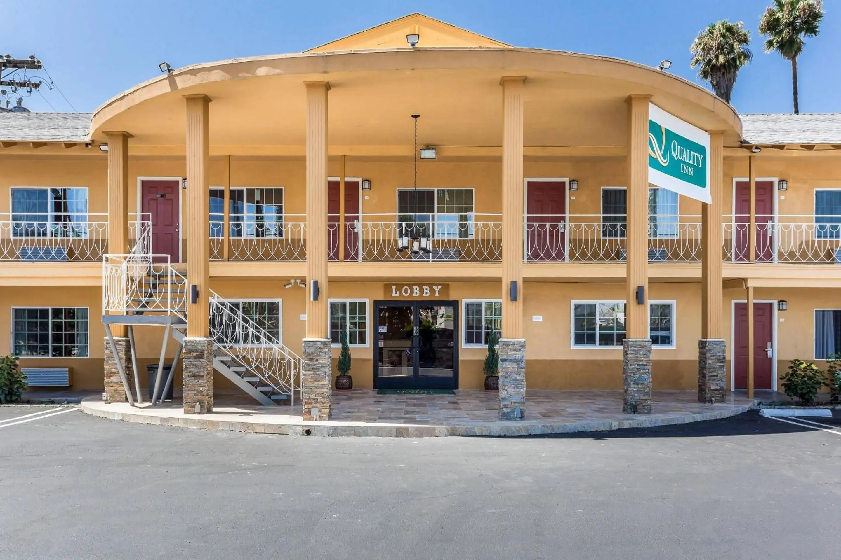 Property building in Quality Inn Escondido San Diego North County Property building in Quality Inn Escondido San Diego North County