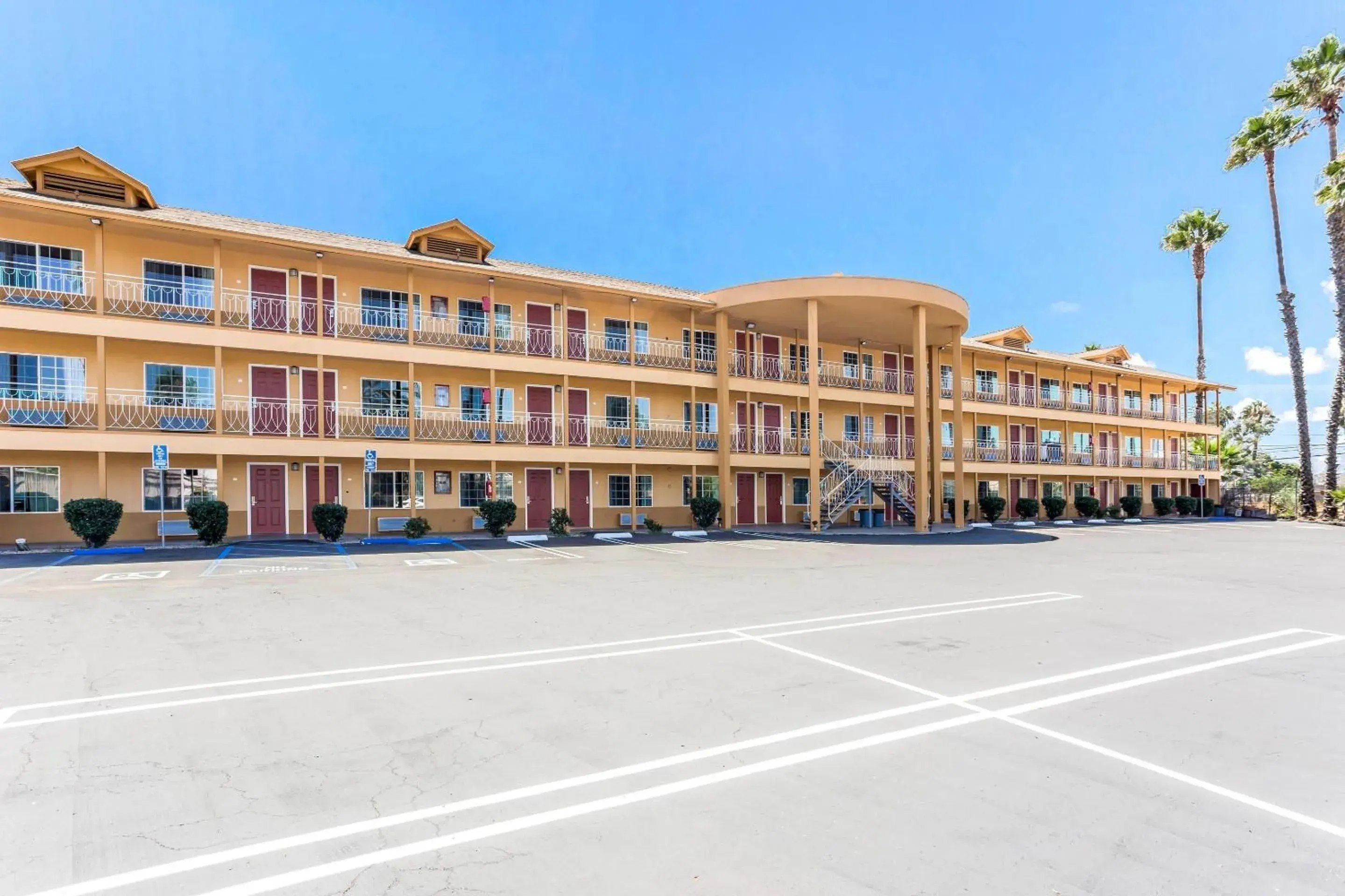 Property building in Quality Inn Escondido San Diego North County Property building in Quality Inn Escondido San Diego North County