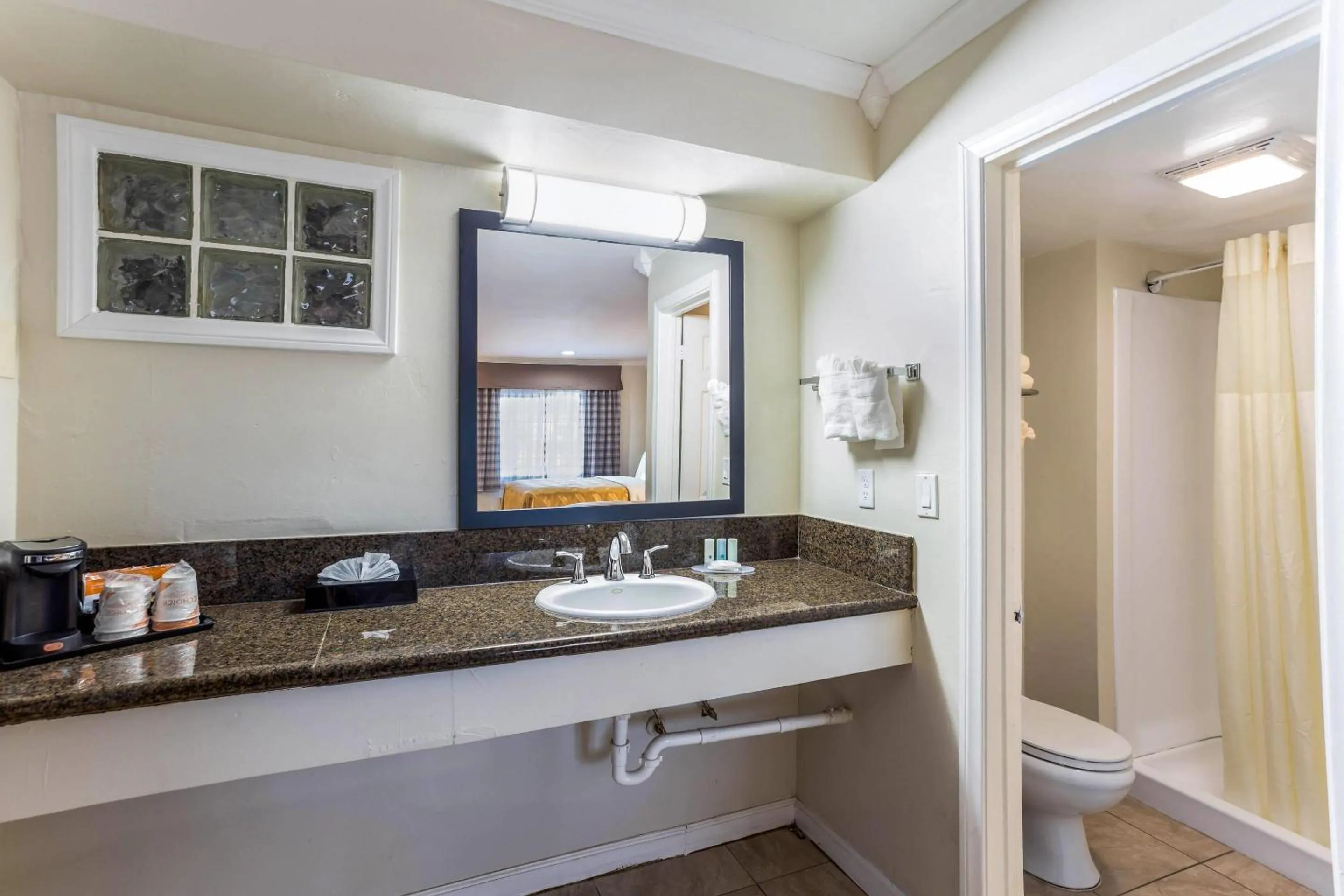 Bedroom in Quality Inn Escondido San Diego North County