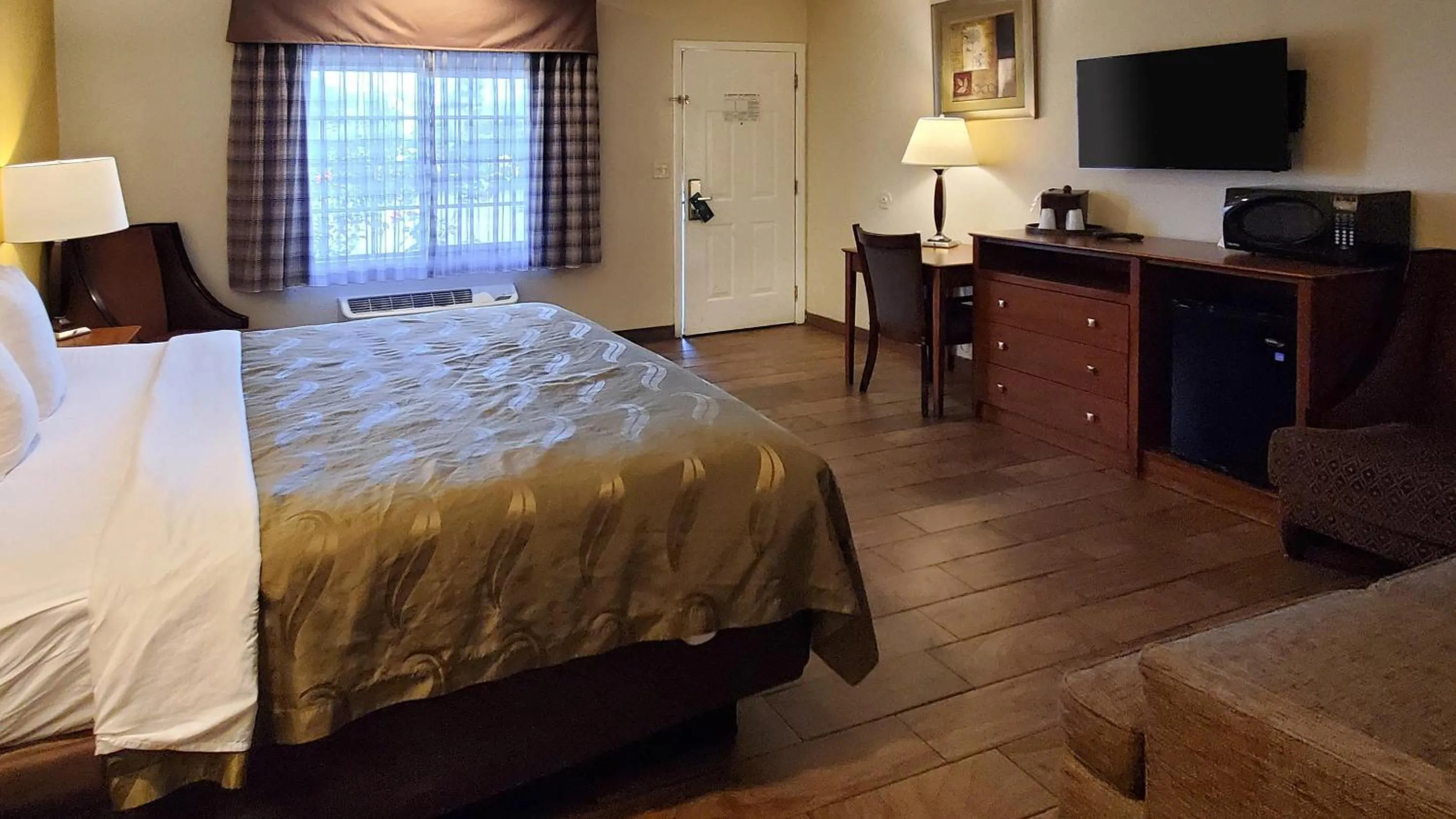 Bedroom, Bed in Quality Inn Escondido San Diego North County