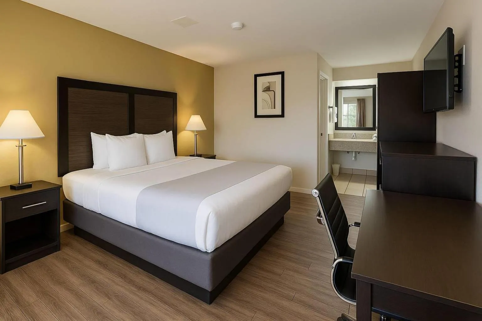 Bedroom, Bed in Quality Inn Escondido San Diego North County