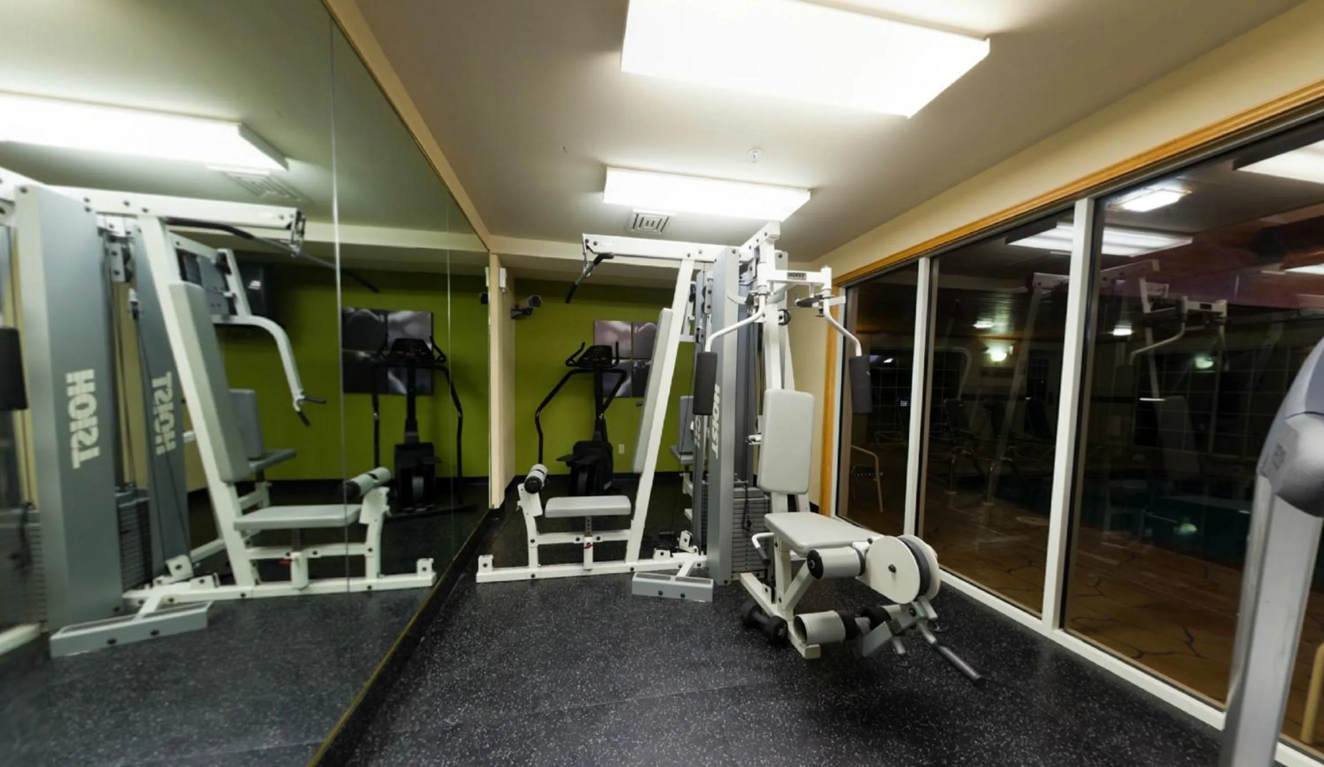 Fitness centre/facilities in Country Inn & Suites by Radisson, Milwaukee Airport, WI