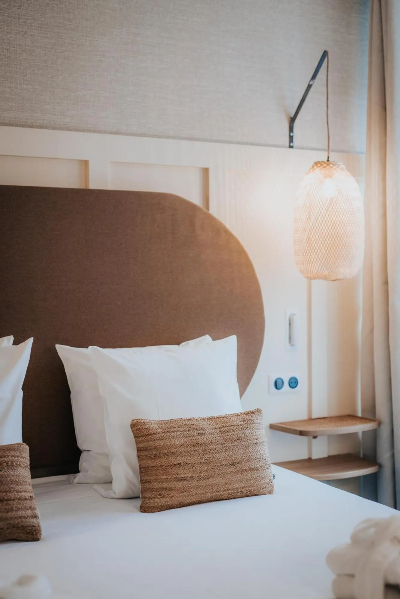 Property building, Bed in Hôtel Henry II Beaune Centre