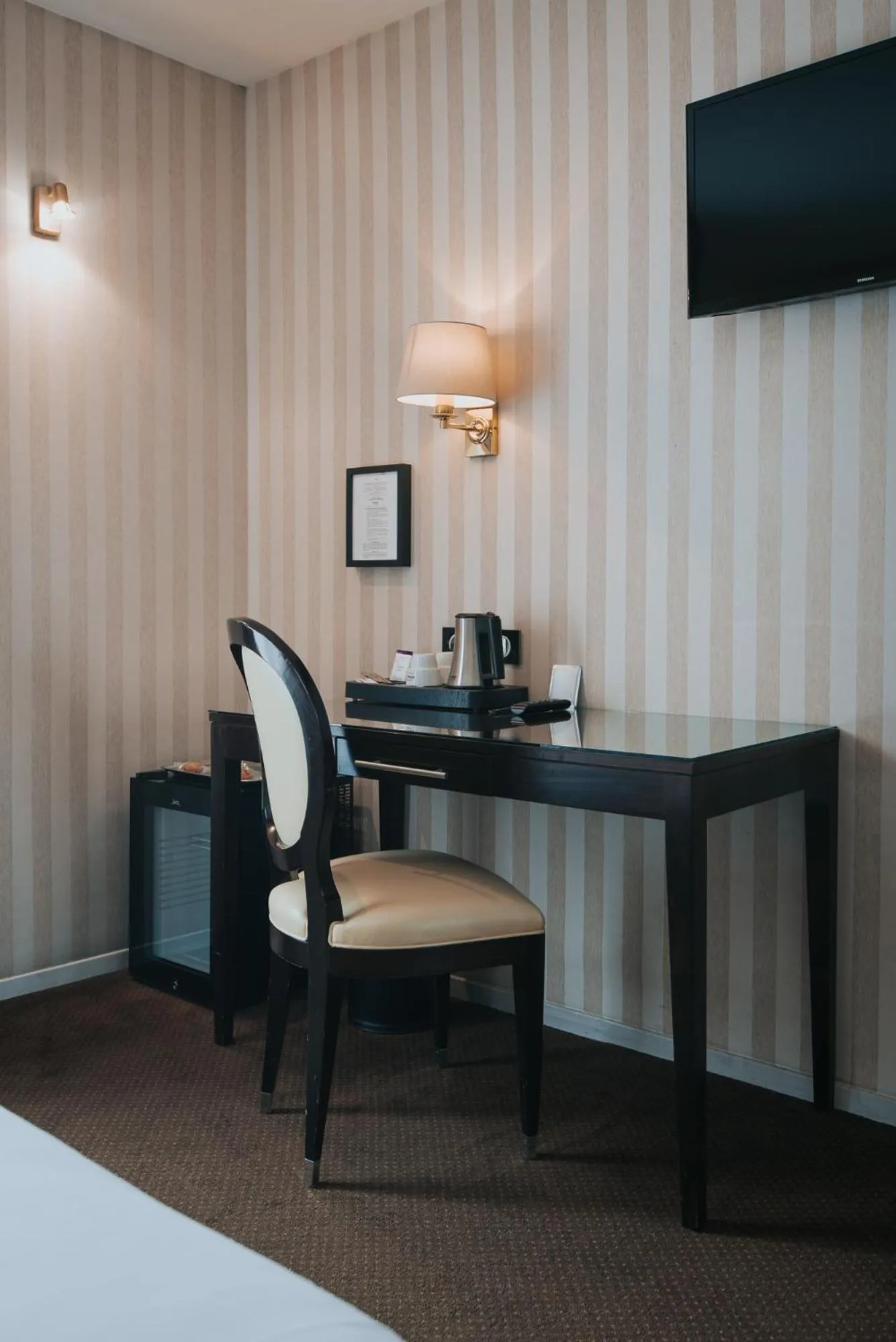 Property building, Bed in Hôtel Henry II Beaune Centre