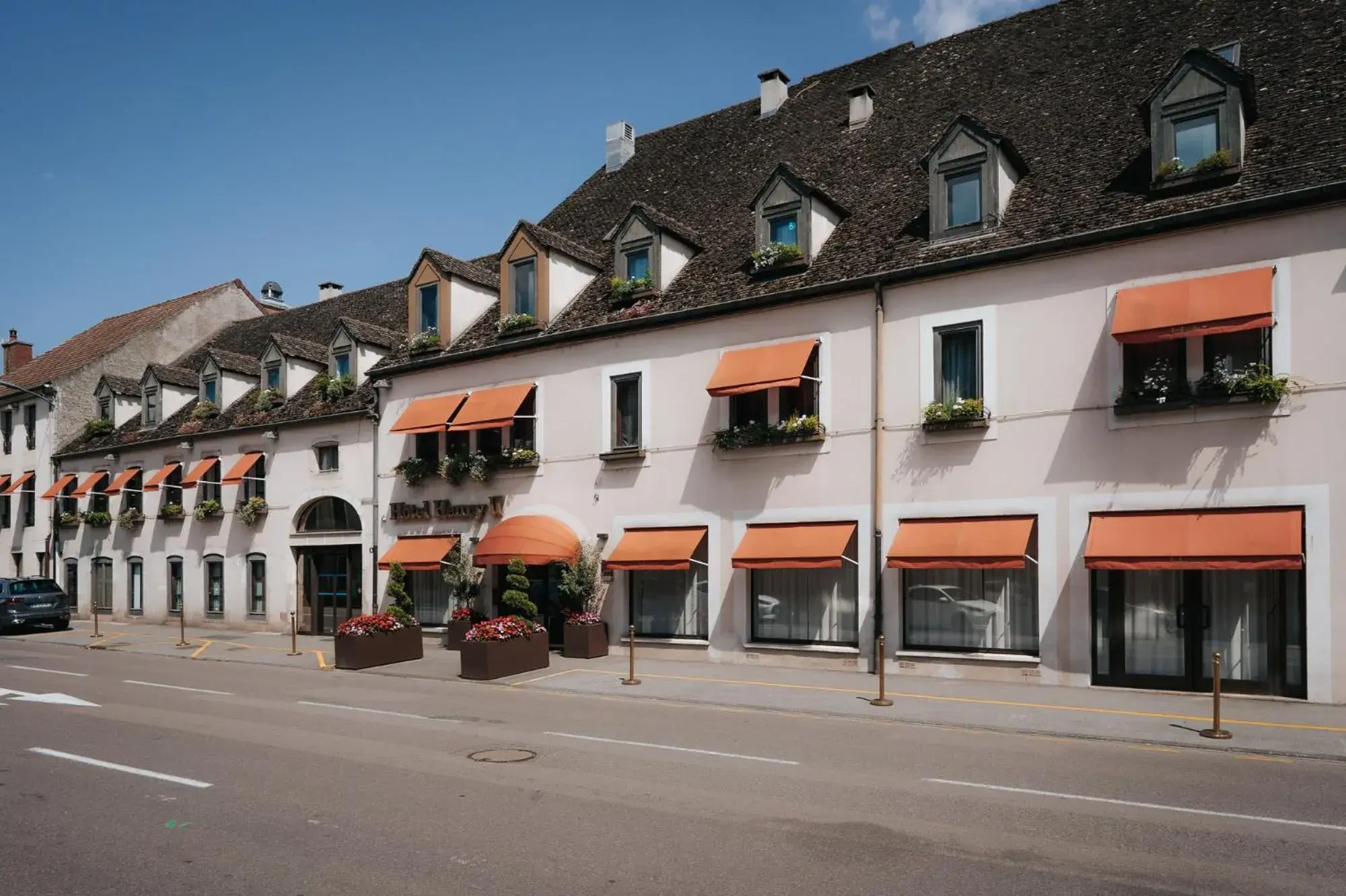 Property building in Hôtel Henry II Beaune Centre Property building in Hôtel Henry II Beaune Centre