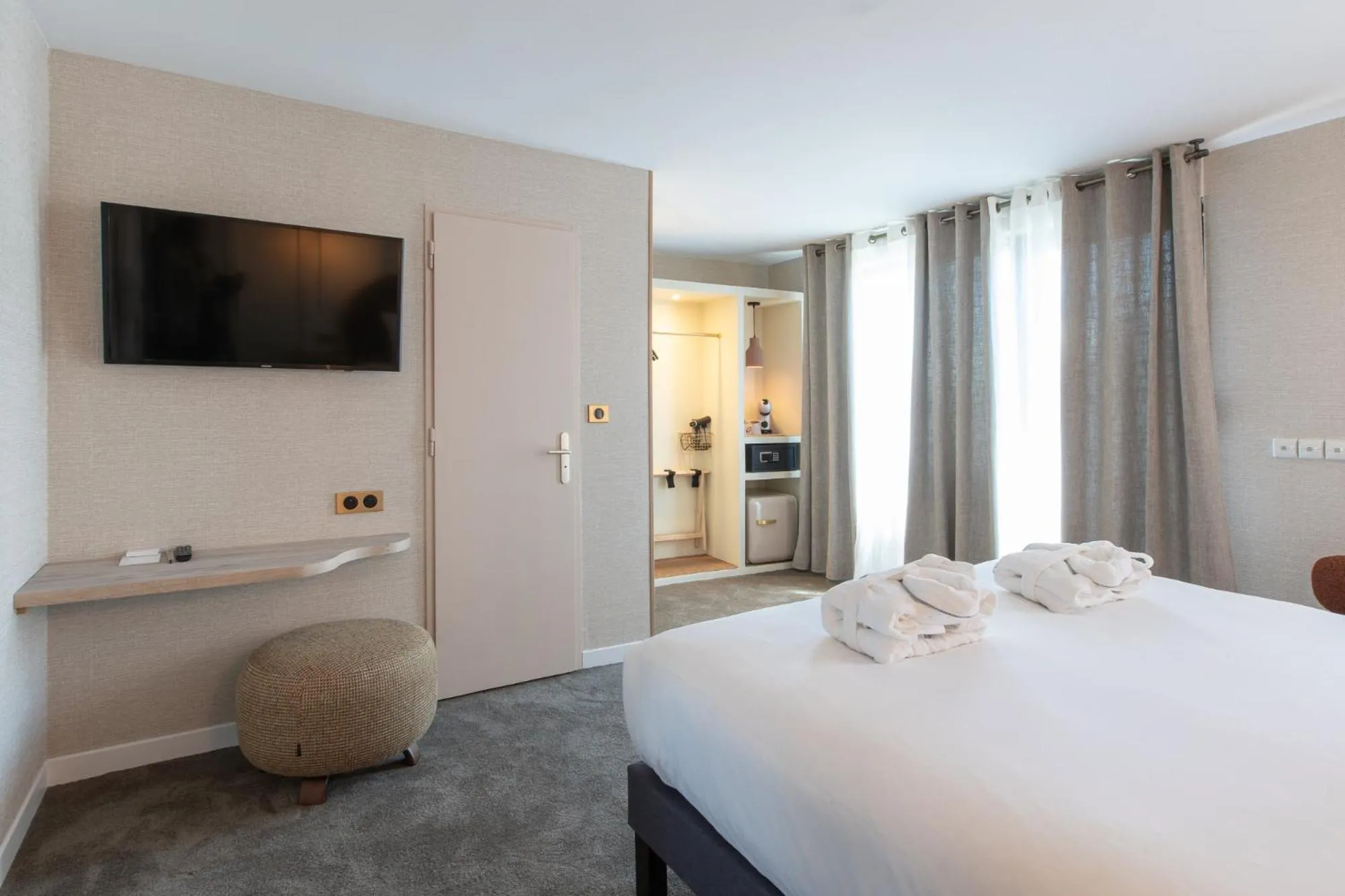 Photo of the whole room, Bed in Hôtel Henry II Beaune Centre