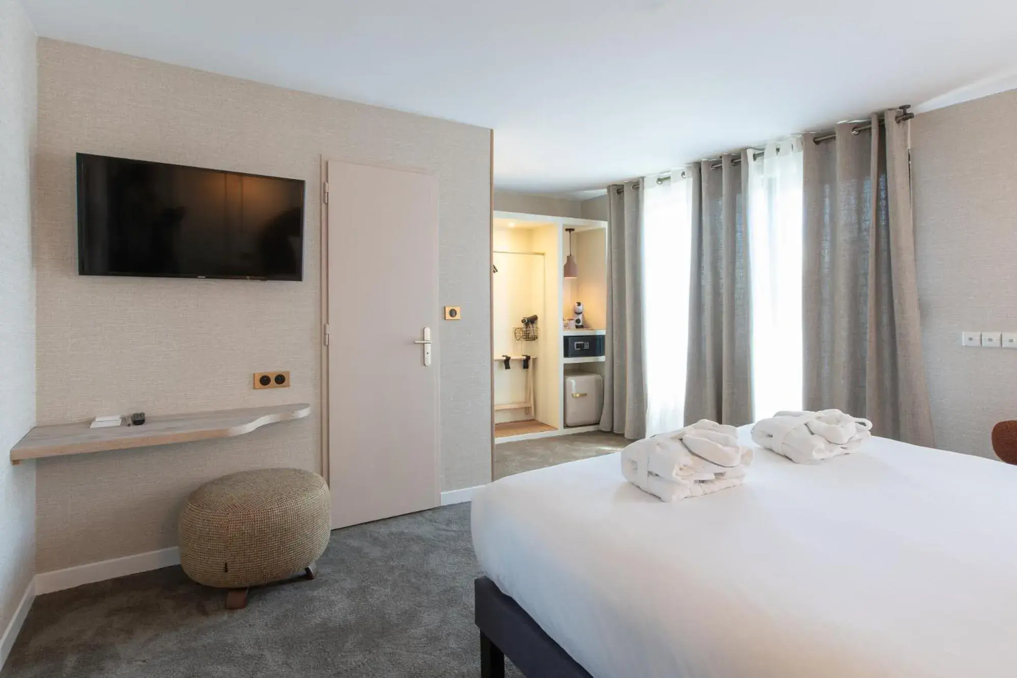 Photo of the whole room, Bed in Hôtel Henry II Beaune Centre Photo of the whole room, Bed in Hôtel Henry II Beaune Centre