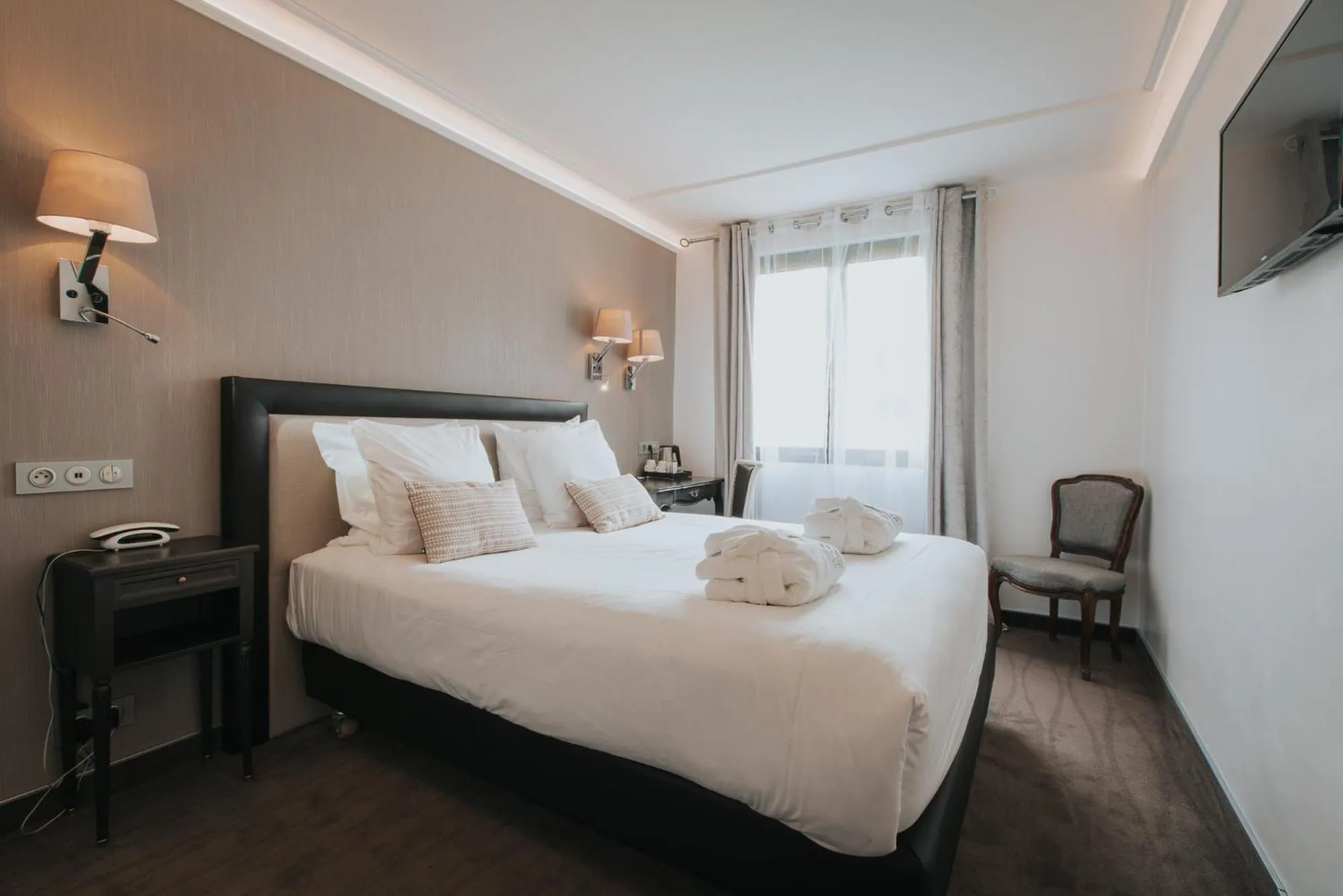 Bedroom, Bed in Hôtel Henry II Beaune Centre