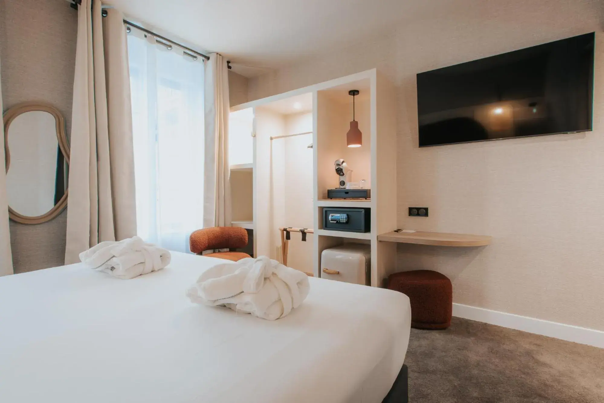 Property building, Bed in Hôtel Henry II Beaune Centre Property building, Bed in Hôtel Henry II Beaune Centre