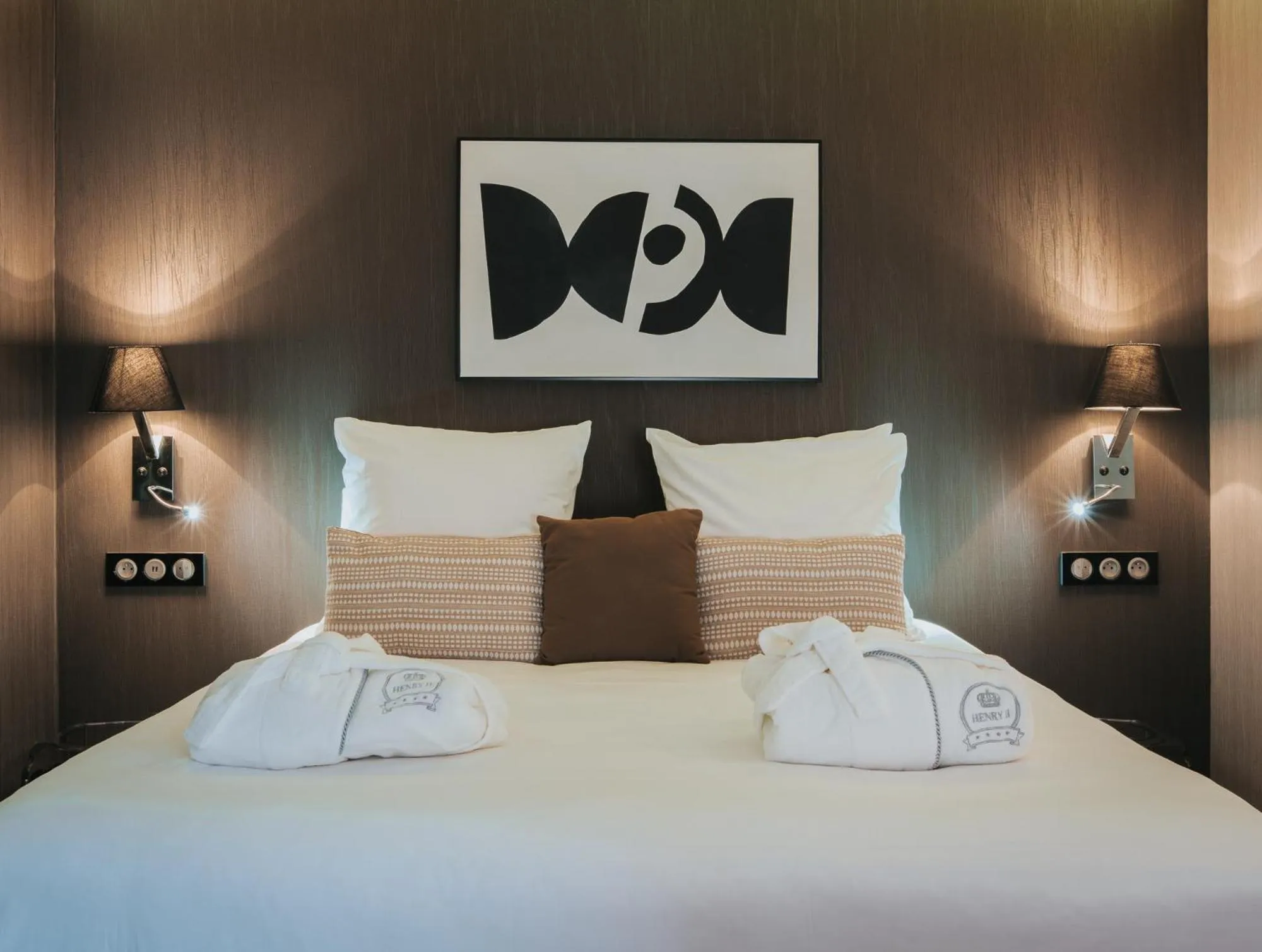 Bedroom, Bed in Hôtel Henry II Beaune Centre