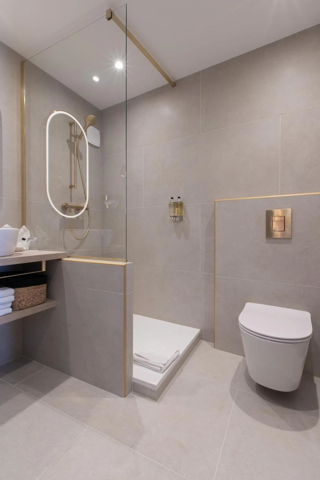 Bathroom in Hôtel Henry II Beaune Centre