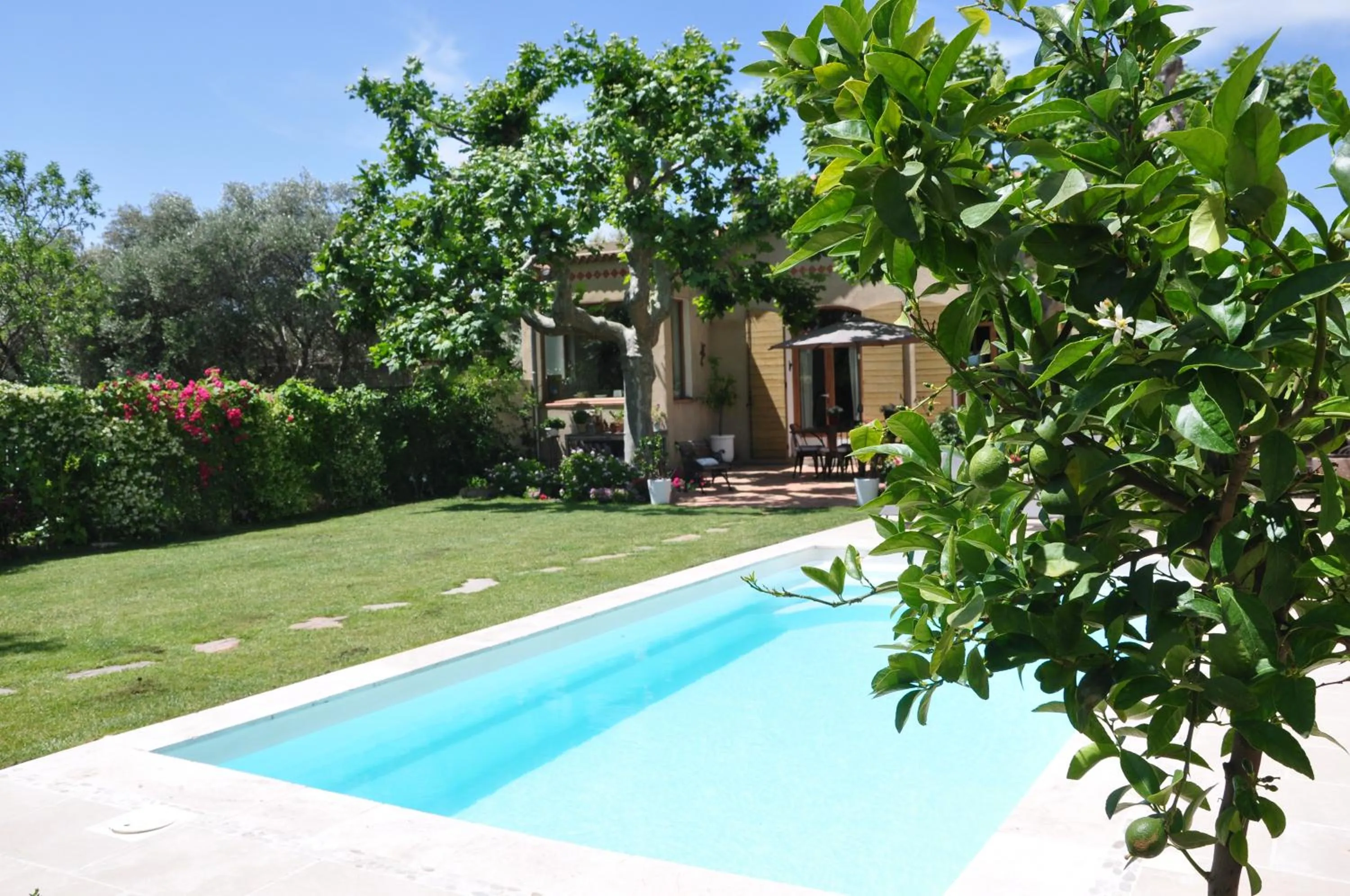 Pool view in Chambre d'hôtes l'ipomée