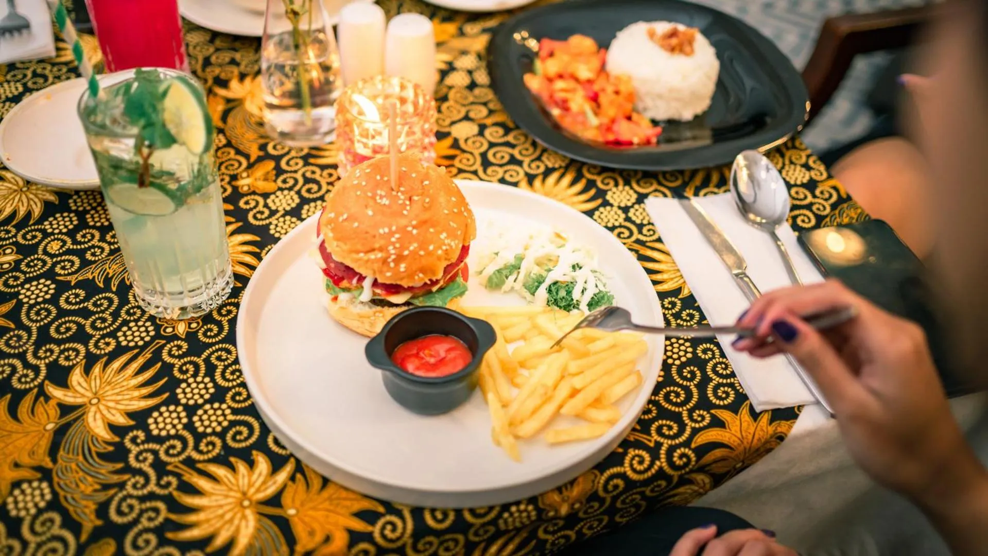 Food and drinks in Hotel Des Indes Menteng