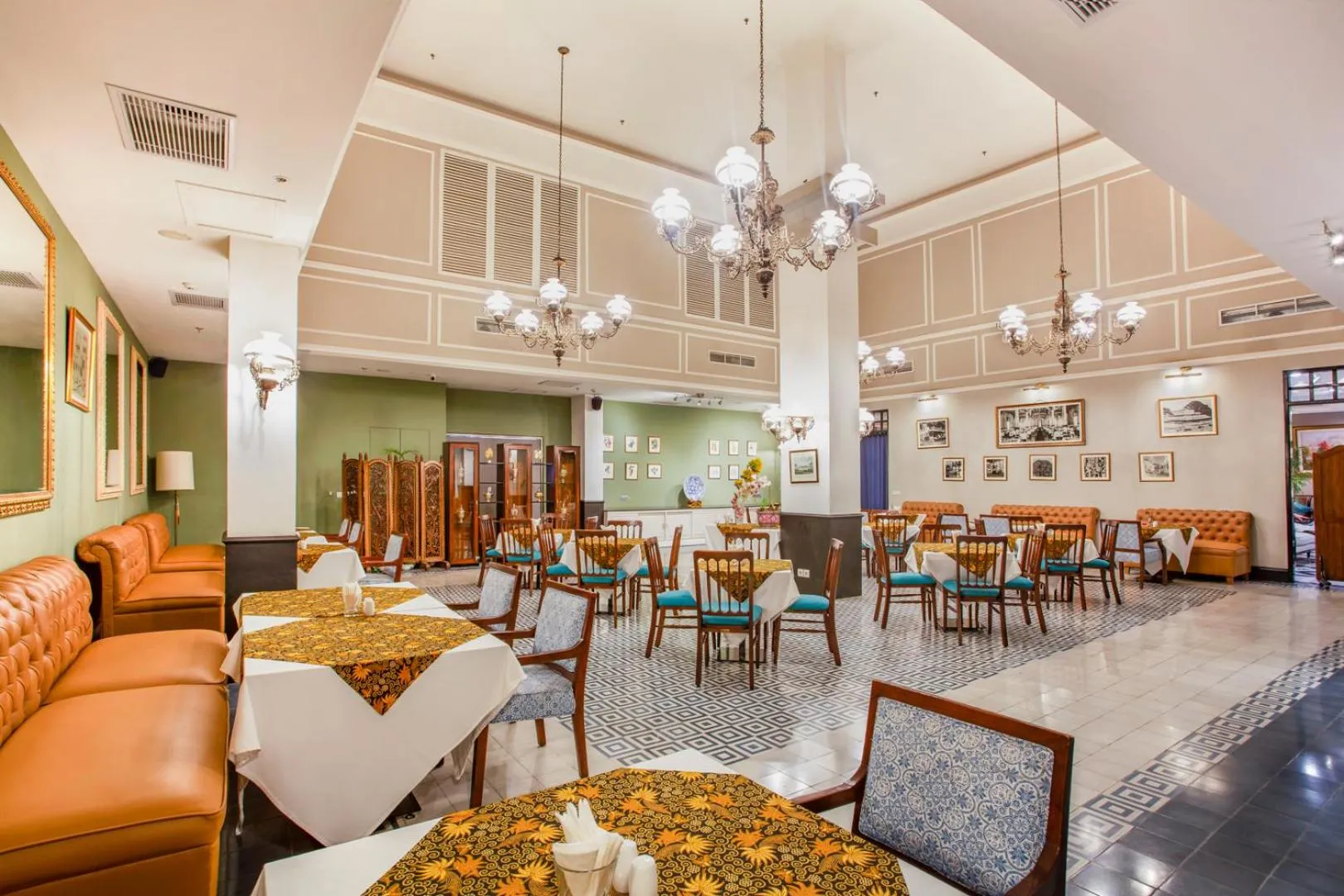 Restaurant/places to eat in Hotel Des Indes Menteng