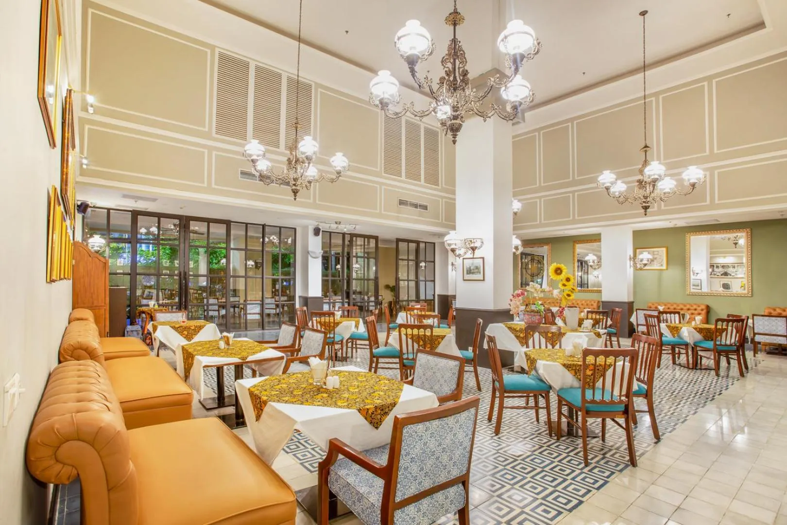 Restaurant/places to eat in Hotel Des Indes Menteng