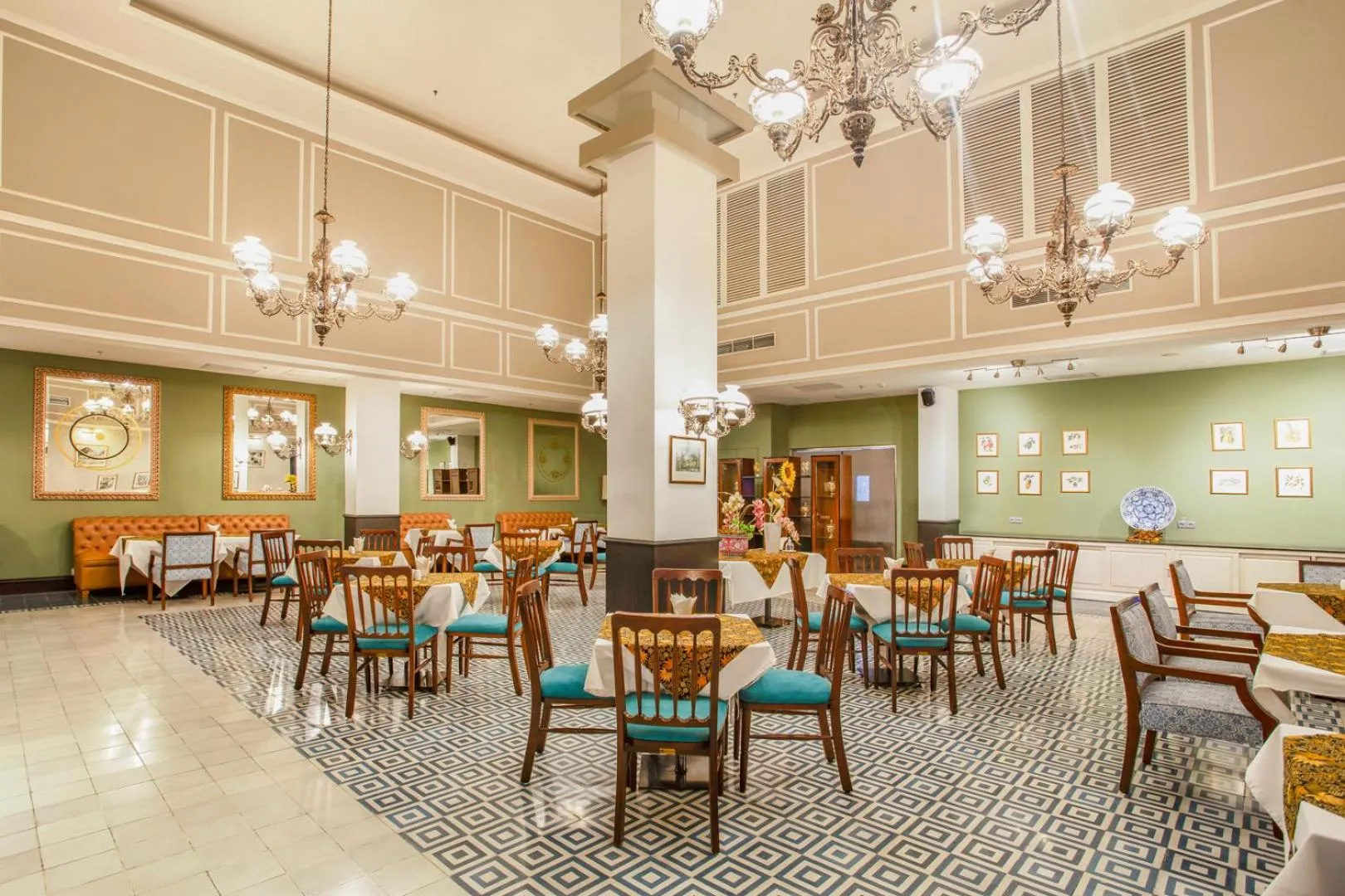 Restaurant/places to eat in Hotel Des Indes Menteng