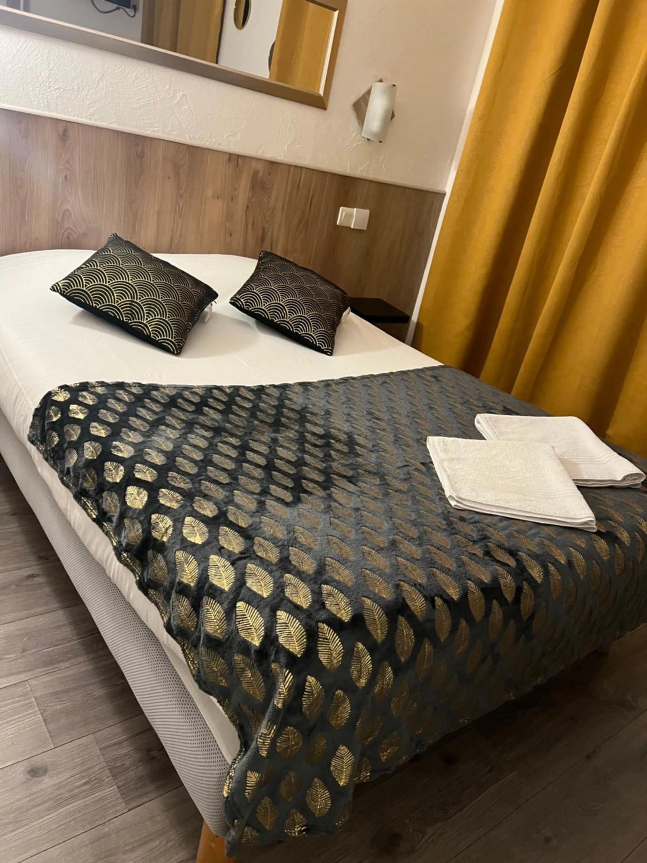 Bed in Théâtre Hôtel Chambéry