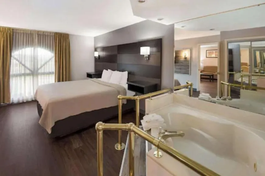 Bed in Quality Inn & Suites Cincinnati I-275