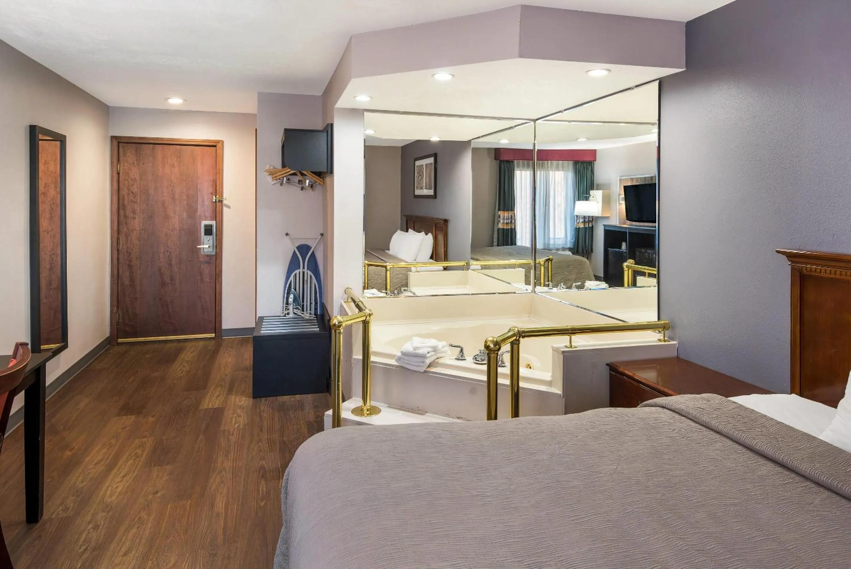 Bedroom, Bed in Quality Inn & Suites Cincinnati I-275