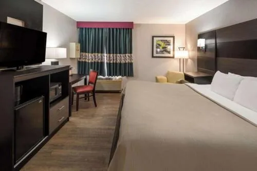 Bed in Quality Inn & Suites Cincinnati I-275