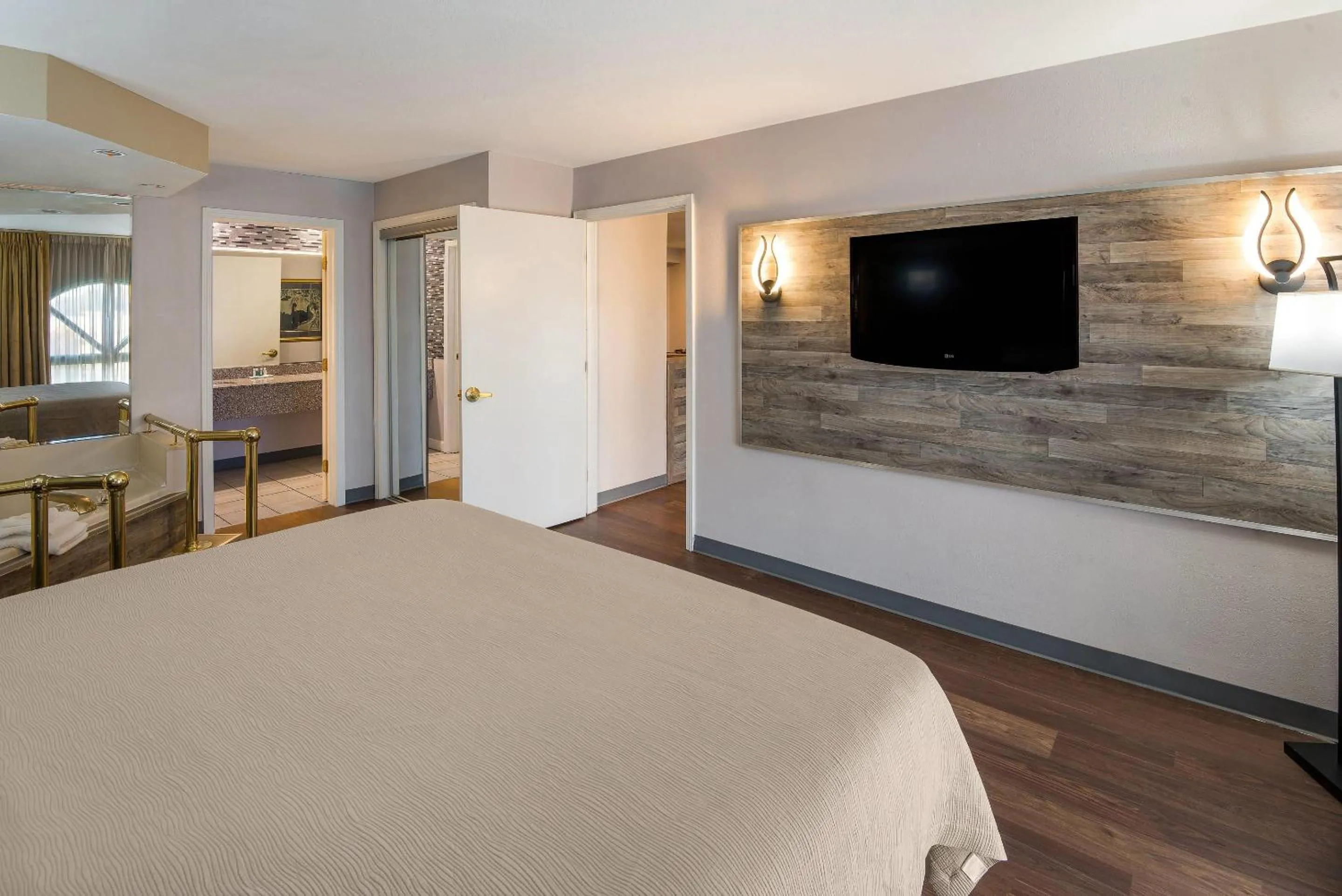 Bedroom, Bed in Quality Inn & Suites Cincinnati I-275