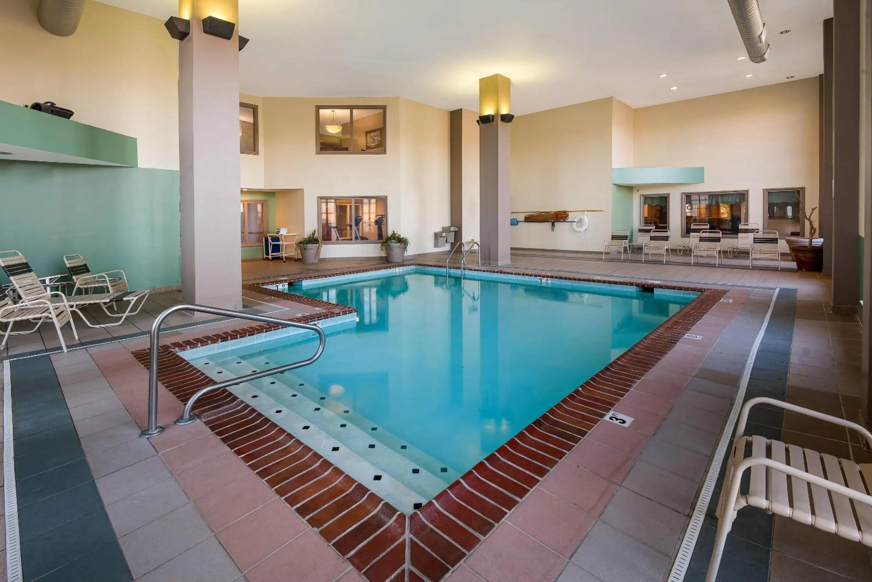 Swimming pool in Quality Inn & Suites Cincinnati I-275