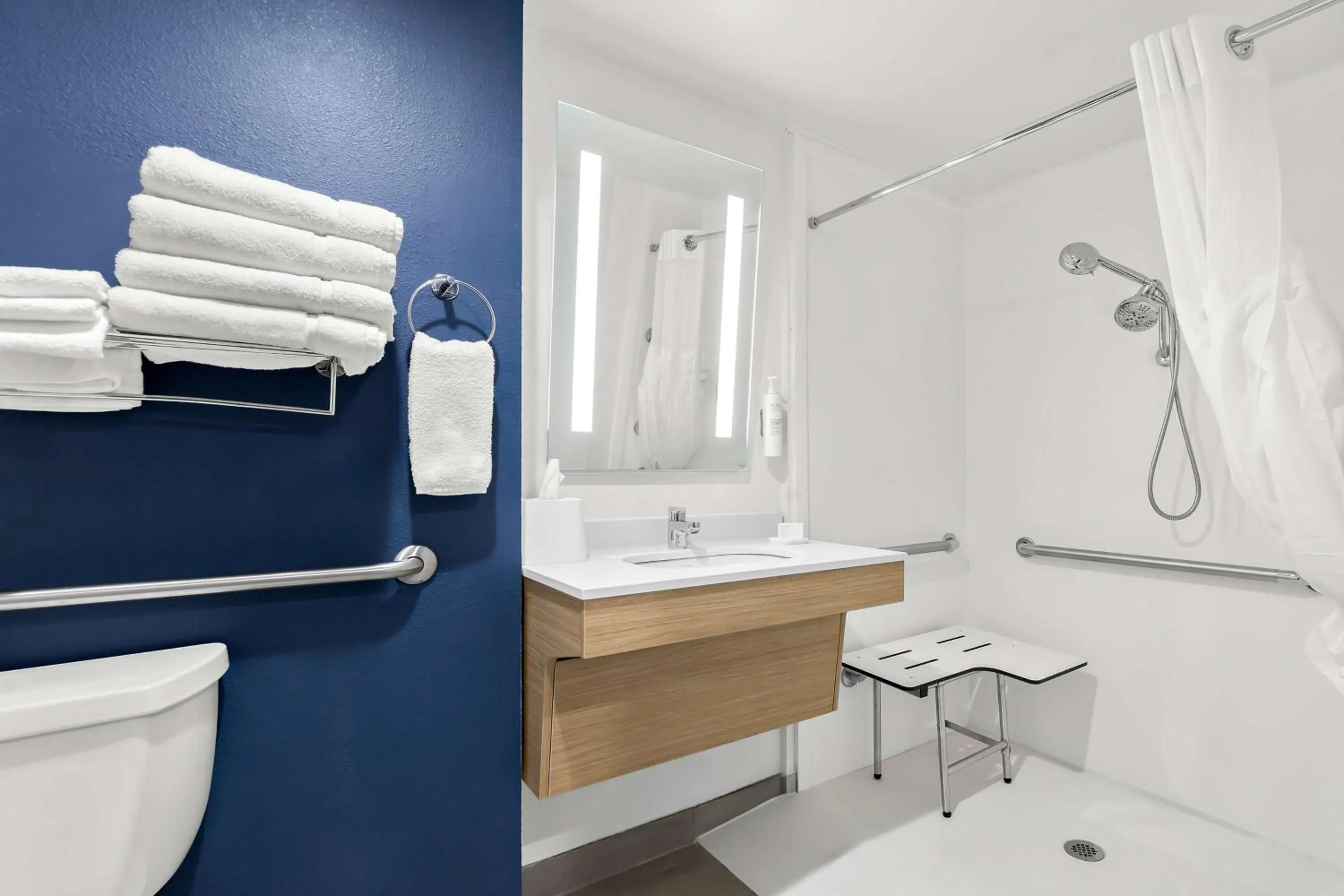 Bathroom in Wingate by Wyndham Tupelo