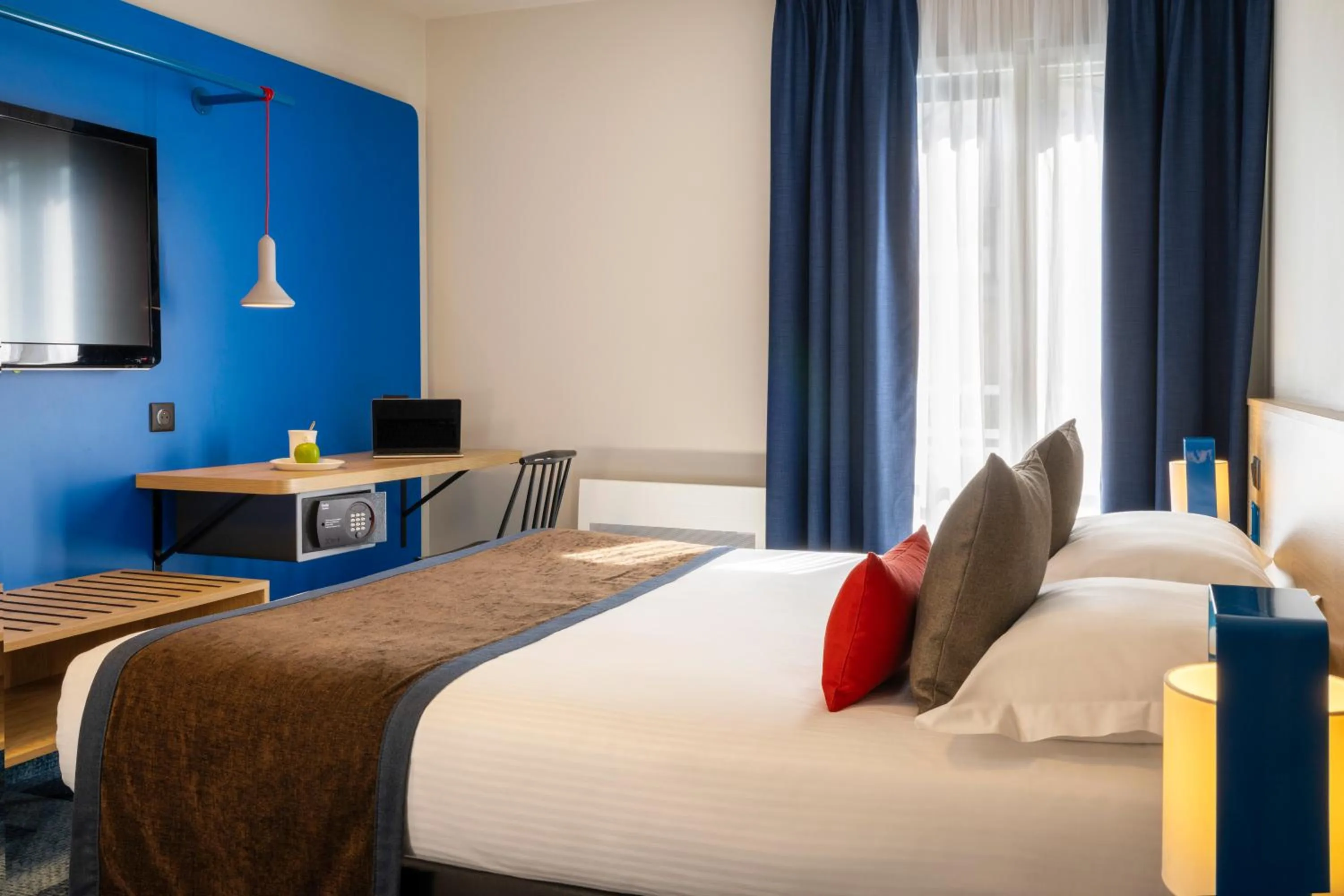 Photo of the whole room, Bed in Hotel Le Bugatti