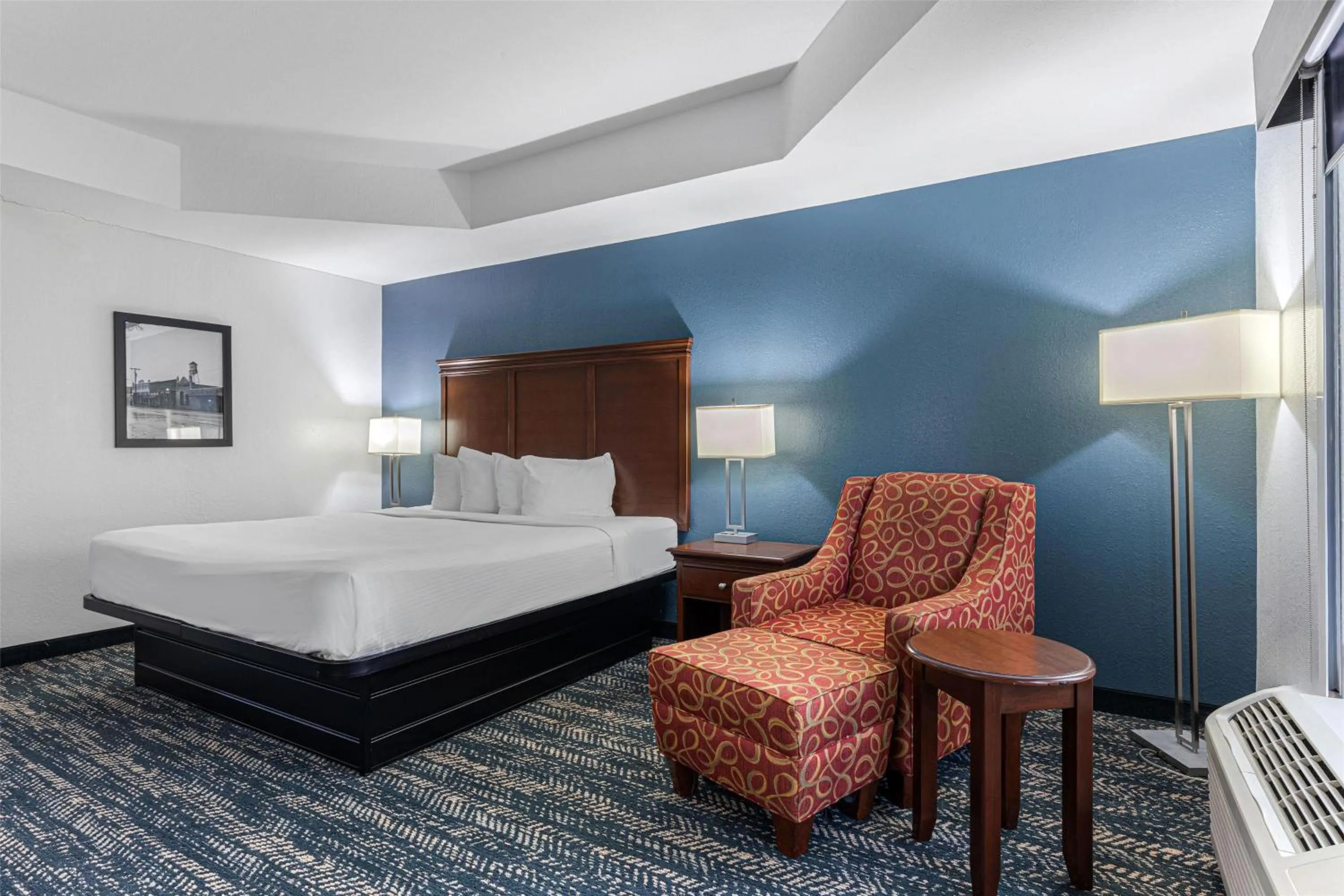 Bedroom, Bed in Best Western Canton Inn