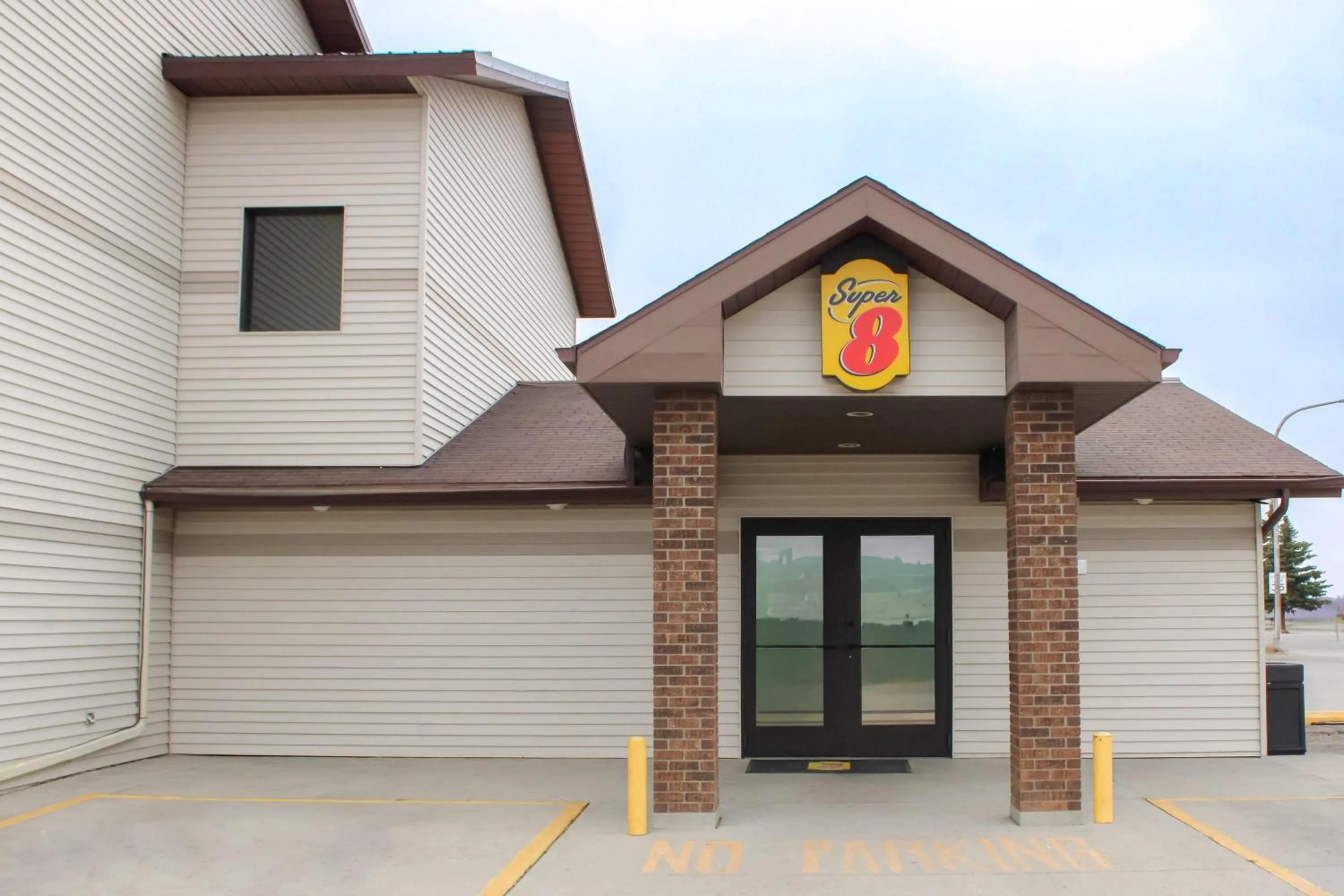 Property building in Super 8 by Wyndham Williston ND